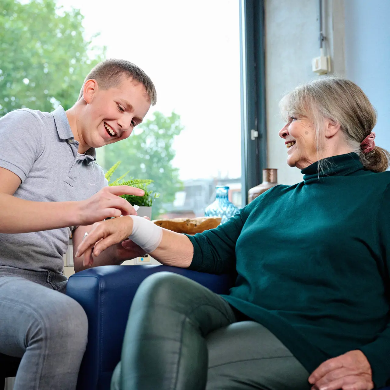 jongen verbind vrouw