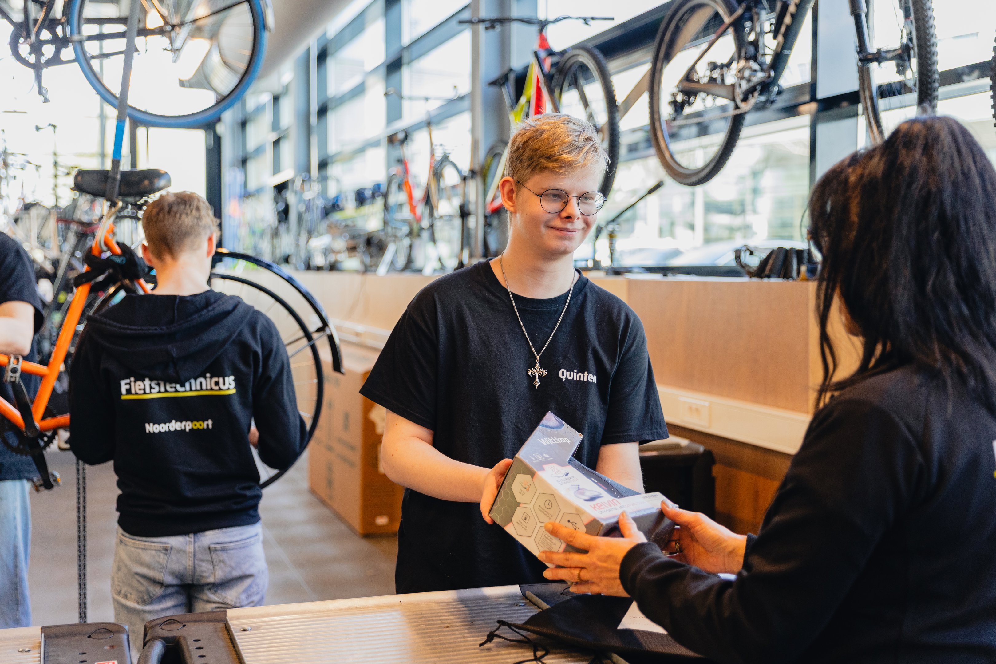 Student presenteert technische onderdelen aan docent in praktijkruimte voor fietstechniek bij Noorderpoort.