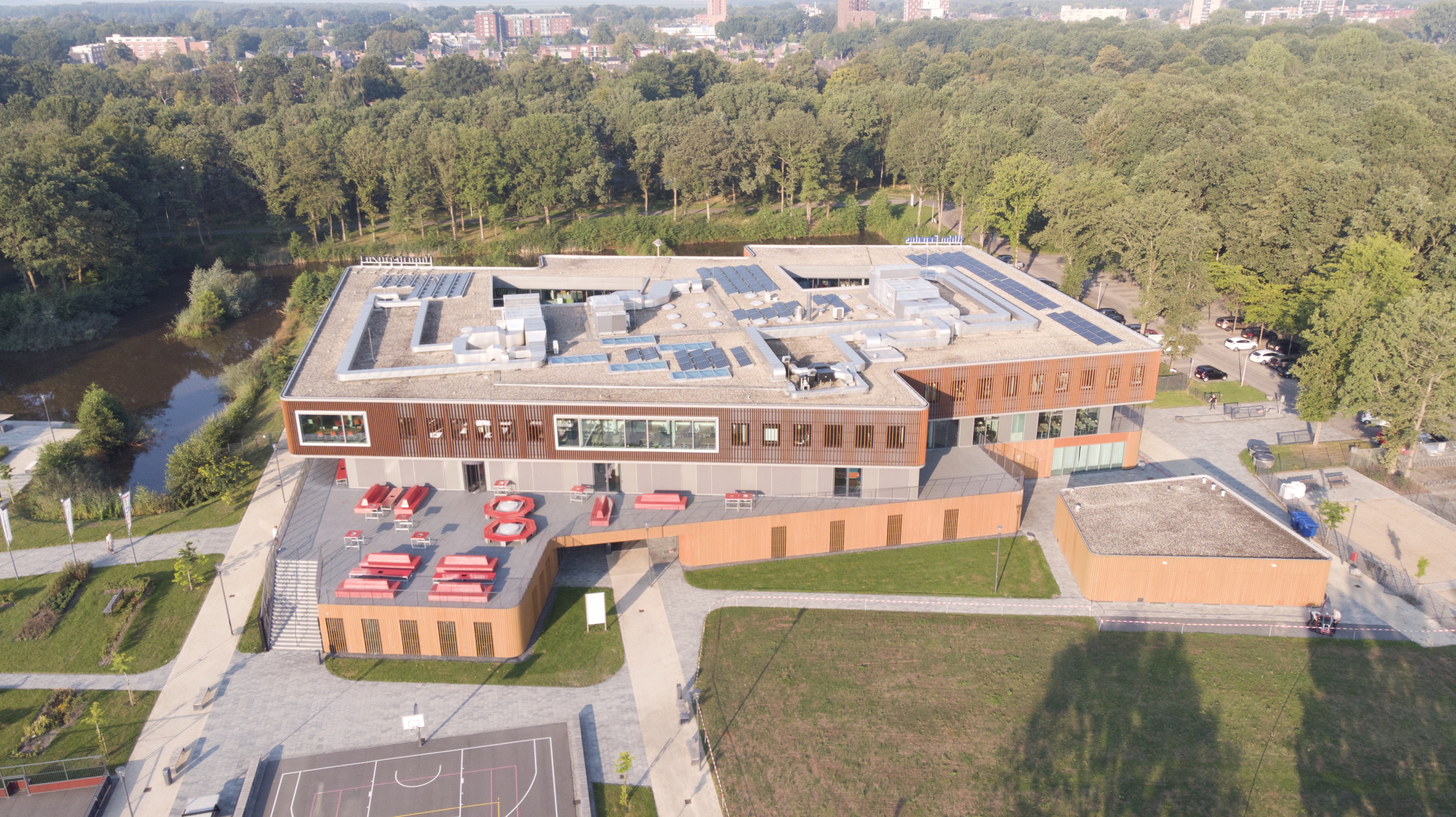 Moderne onderwijslocatie aan Sportparklaan 5 in Stadskanaal, omringd door groen en sportvelden.