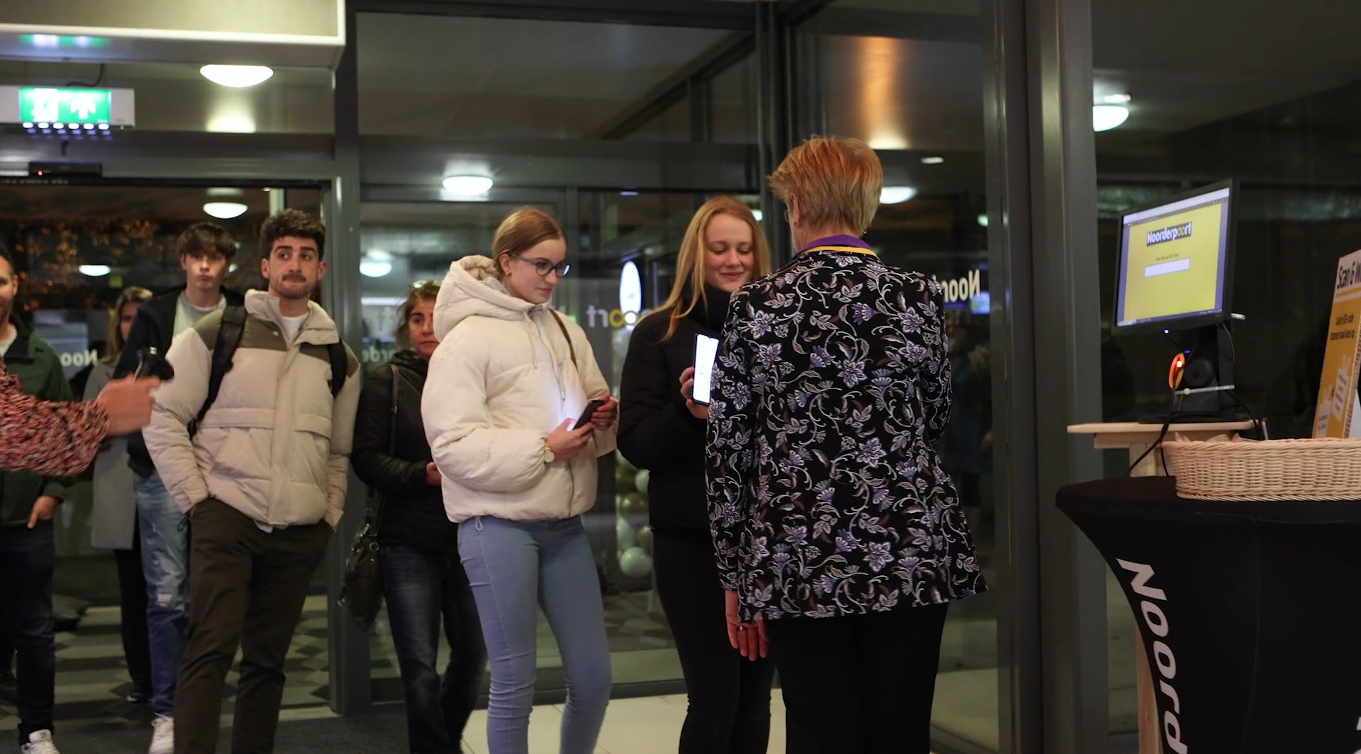 Toekomstige studenten praten en informeren zich over opleidingen tijdens de open dag van Noorderpoort