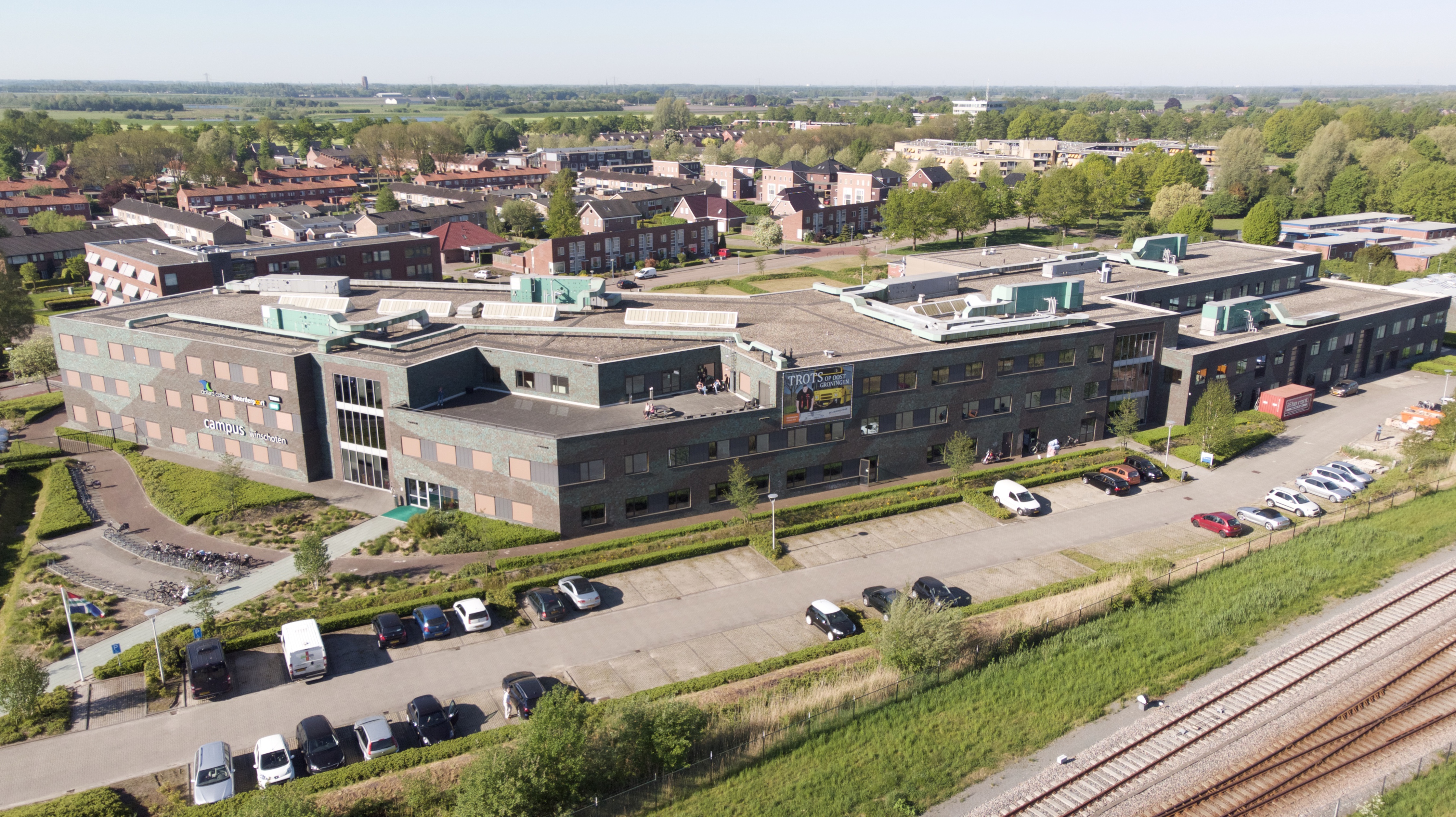 Luchtfoto van het onderwijsgebouw P.C. Hooftlaan 1 in Winschoten, locatie van Noorderpoort