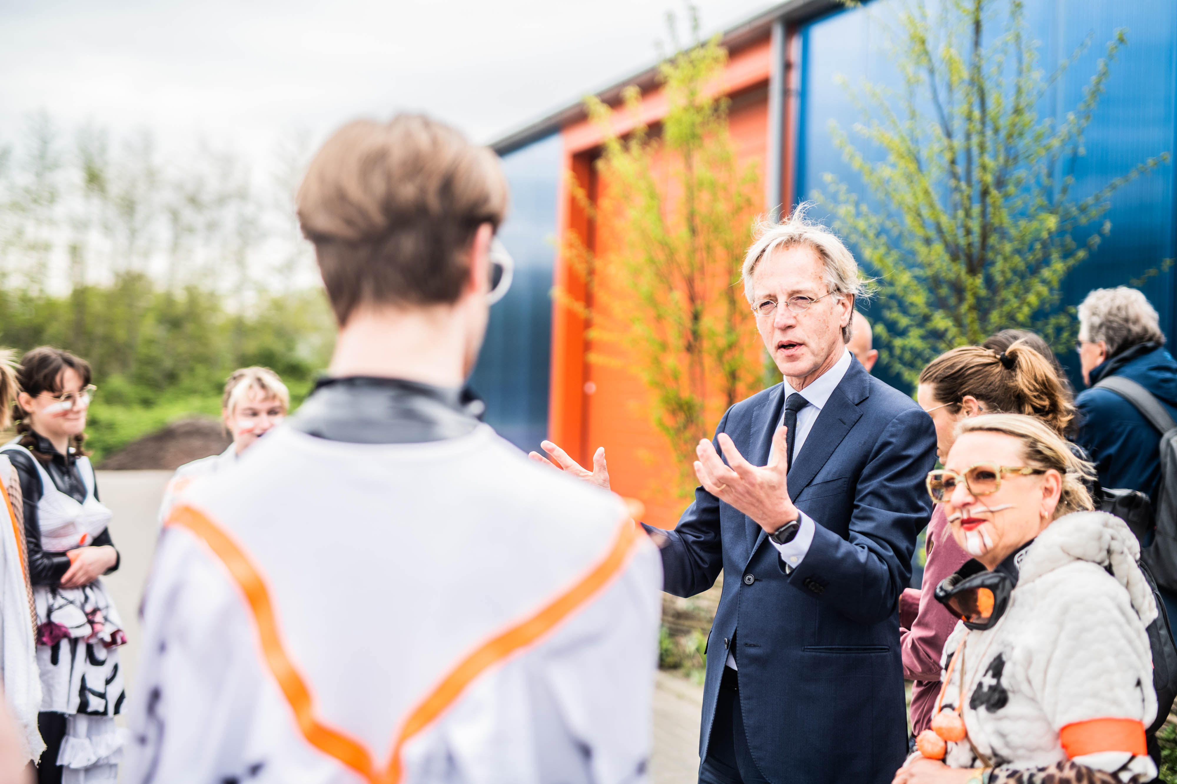 Minister in gesprek met studenten en medewerkers over duurzame samenwerking in het onderwijs bij Noorderpoort