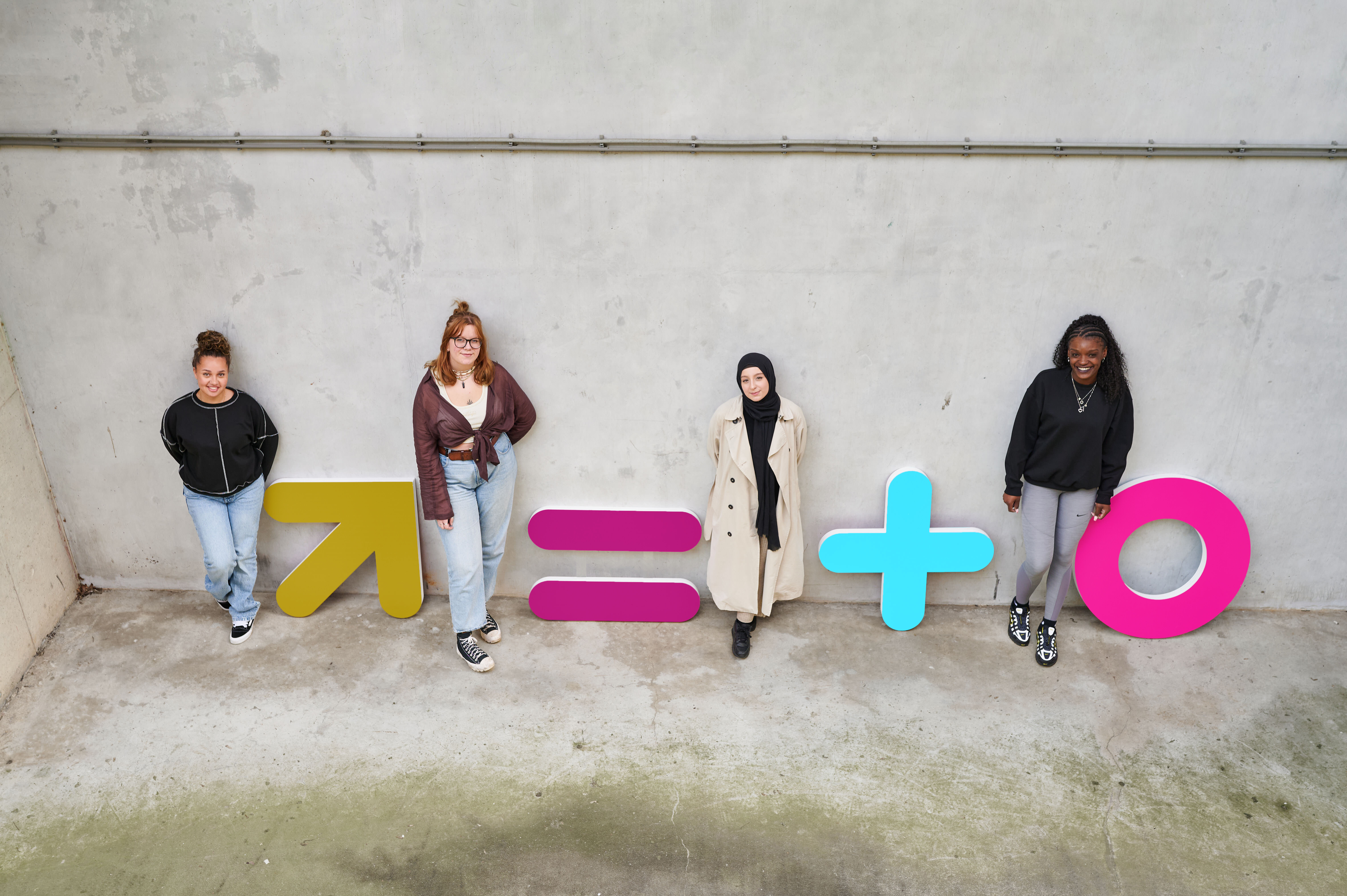 Vier studenten vertegenwoordigen verschillende routes binnen het mbo naast gelijkteken en symbolen die diversiteit uitdrukken.