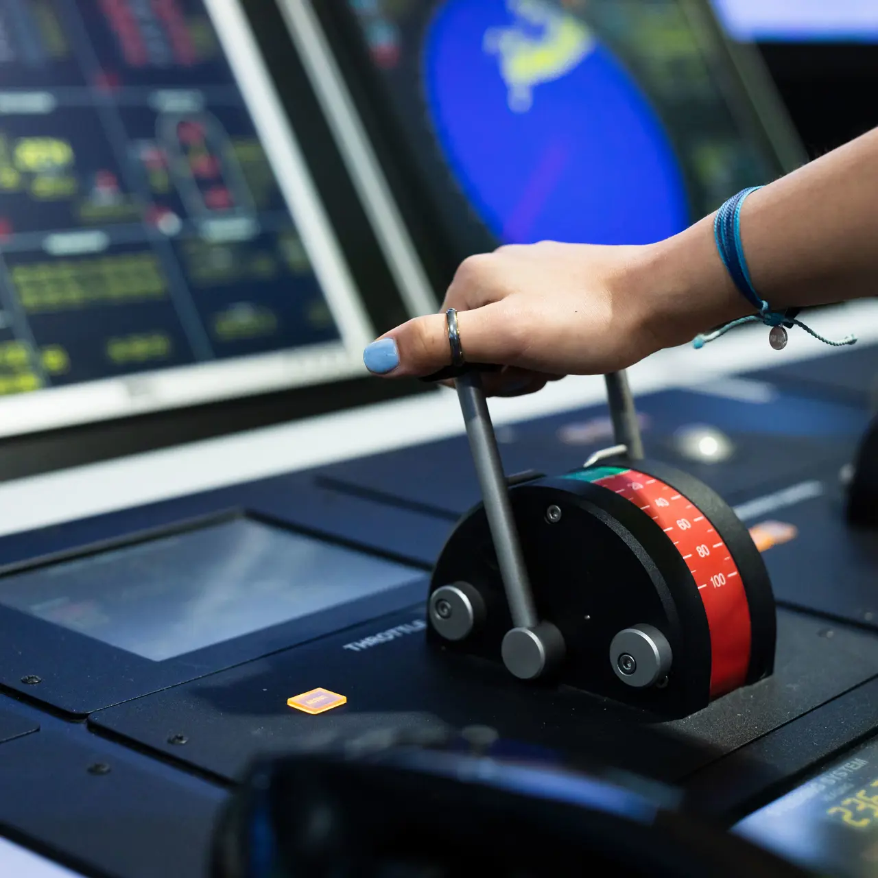 Hand bedient controlesysteem van een scheepsmotor in een maritieme trainingsomgeving