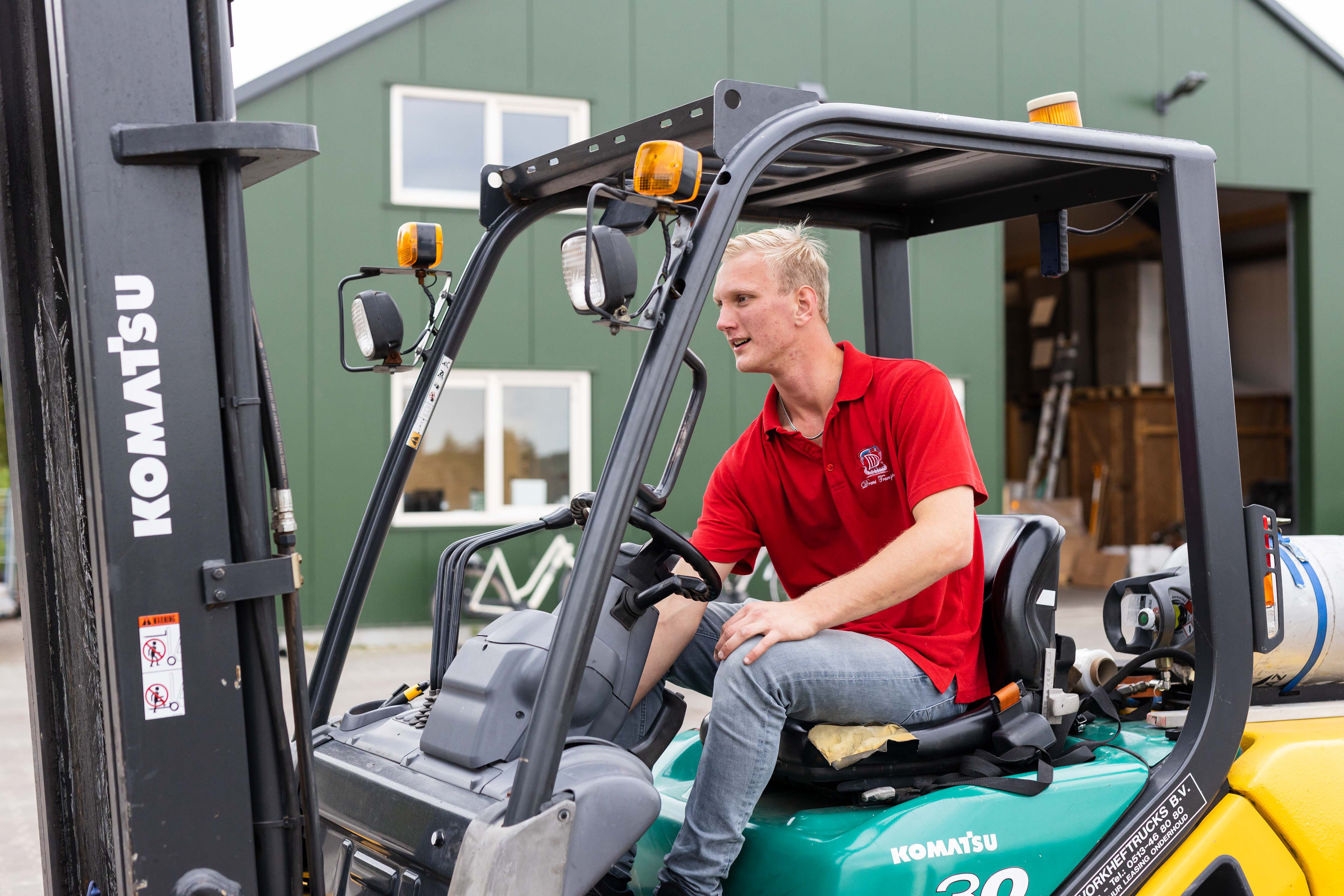 Student bedient heftruck in een praktijkleeromgeving gericht op logistiek en transport