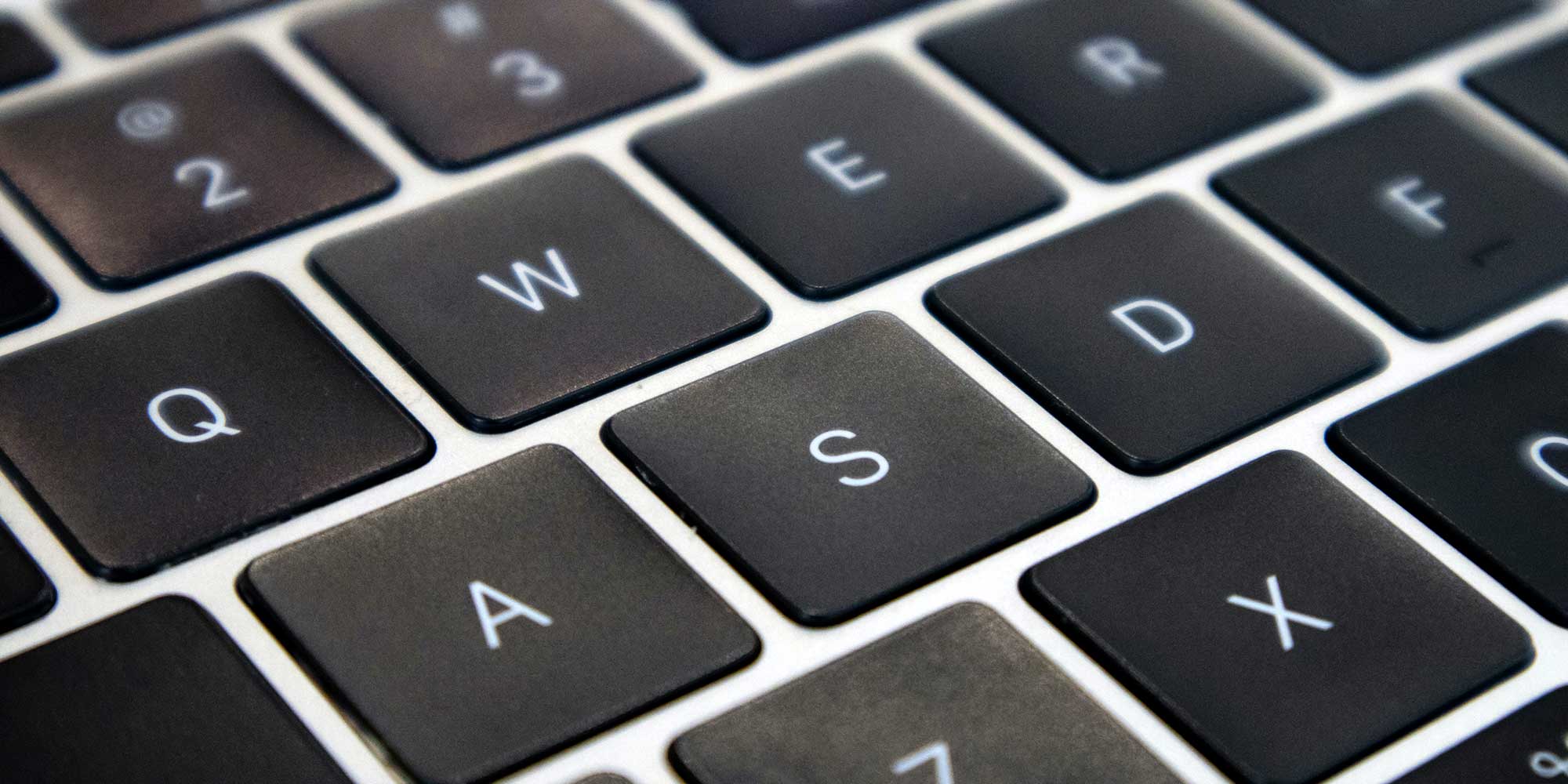 Toetsenbord met letters dat digitale vaardigheden symboliseert in het kader van onderwijs en klachten over grensoverschrijdend gedrag