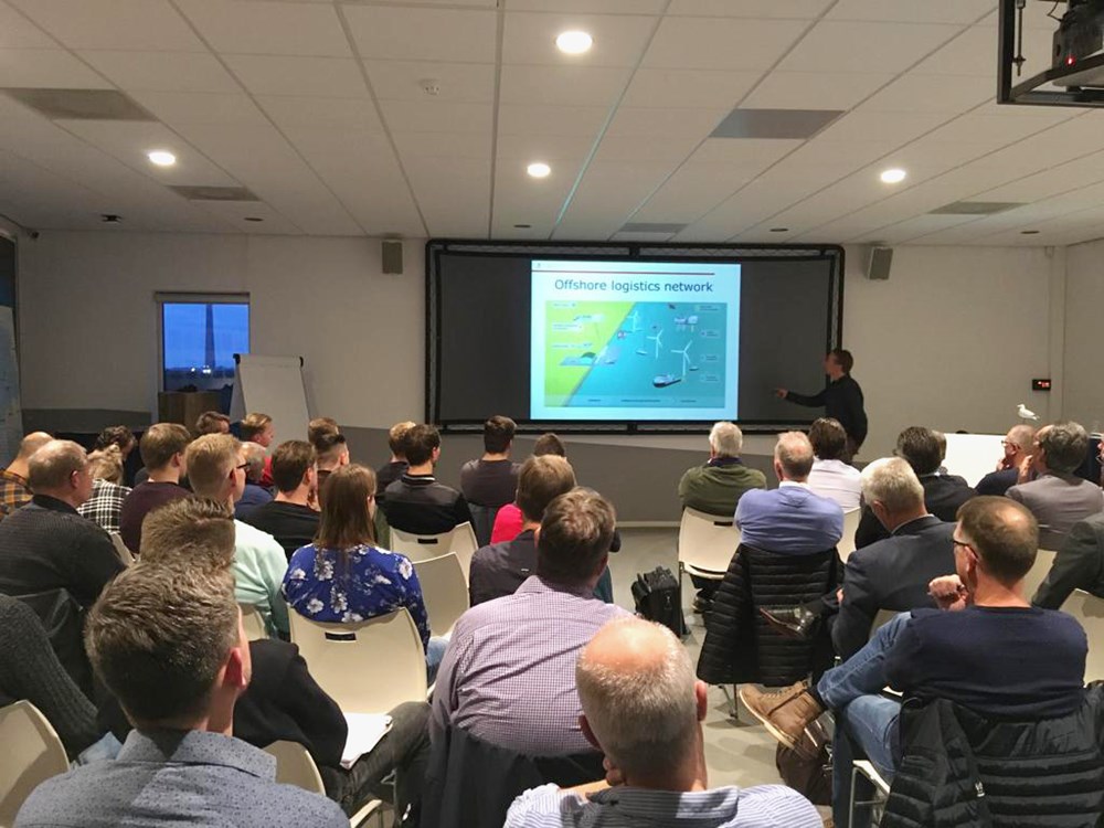 Deelnemers volgen een presentatie over offshore windlogistiek tijdens een sessie van Noorderpoort.
