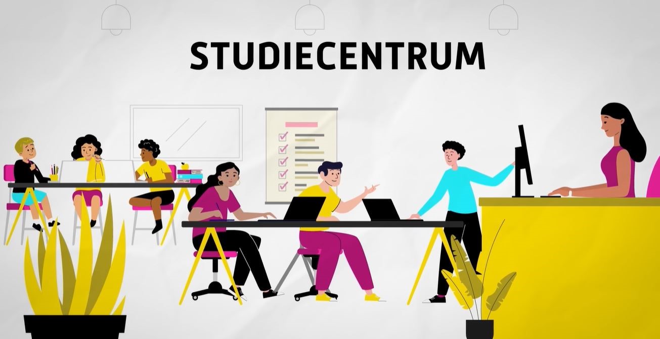 Studenten werken samen en krijgen begeleiding in een studiecentrum gericht op studieondersteuning.
