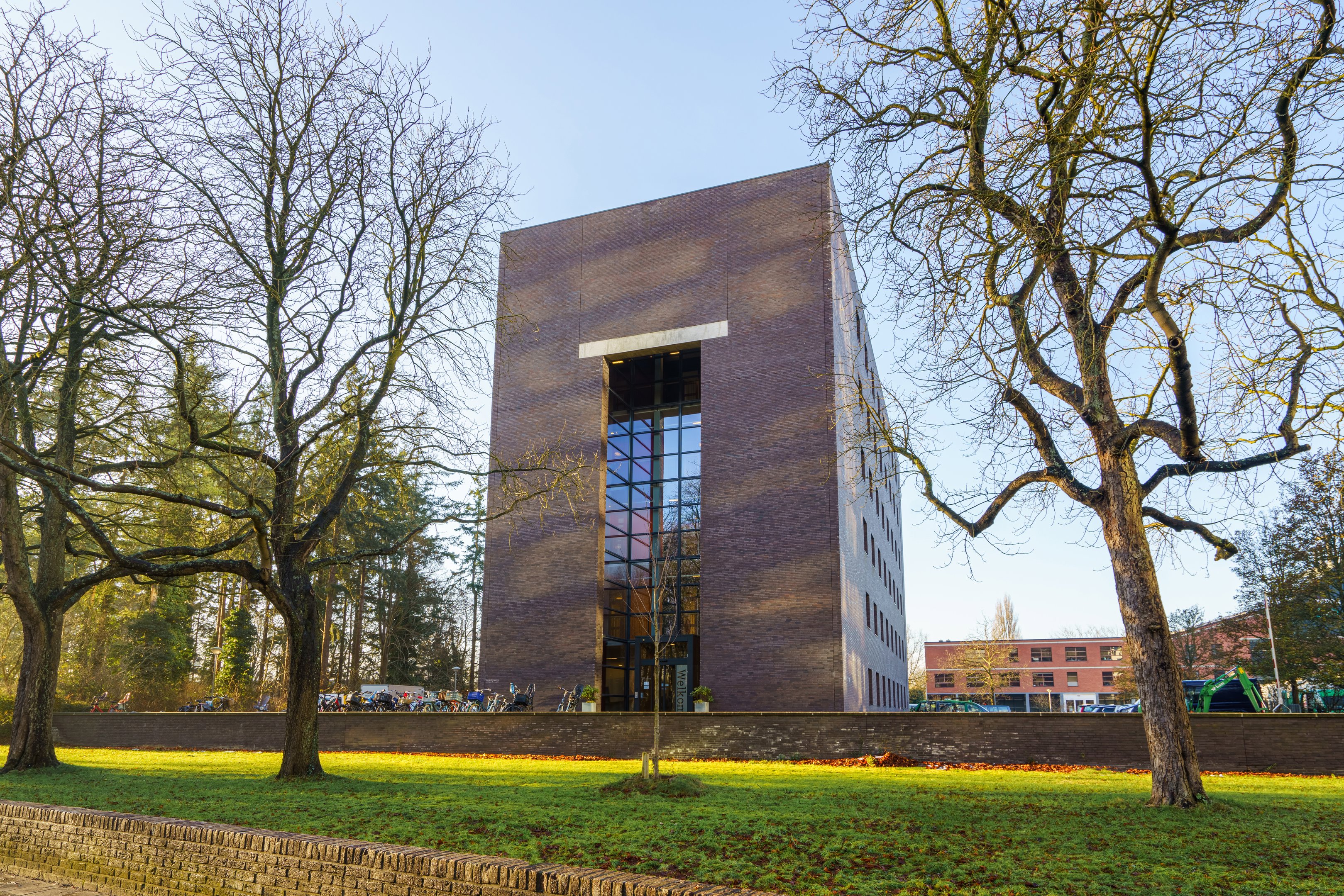 Moderne onderwijsfaciliteit van Noorderpoort aan Hereweg 101 in Groningen, omgeven door groen en bomen