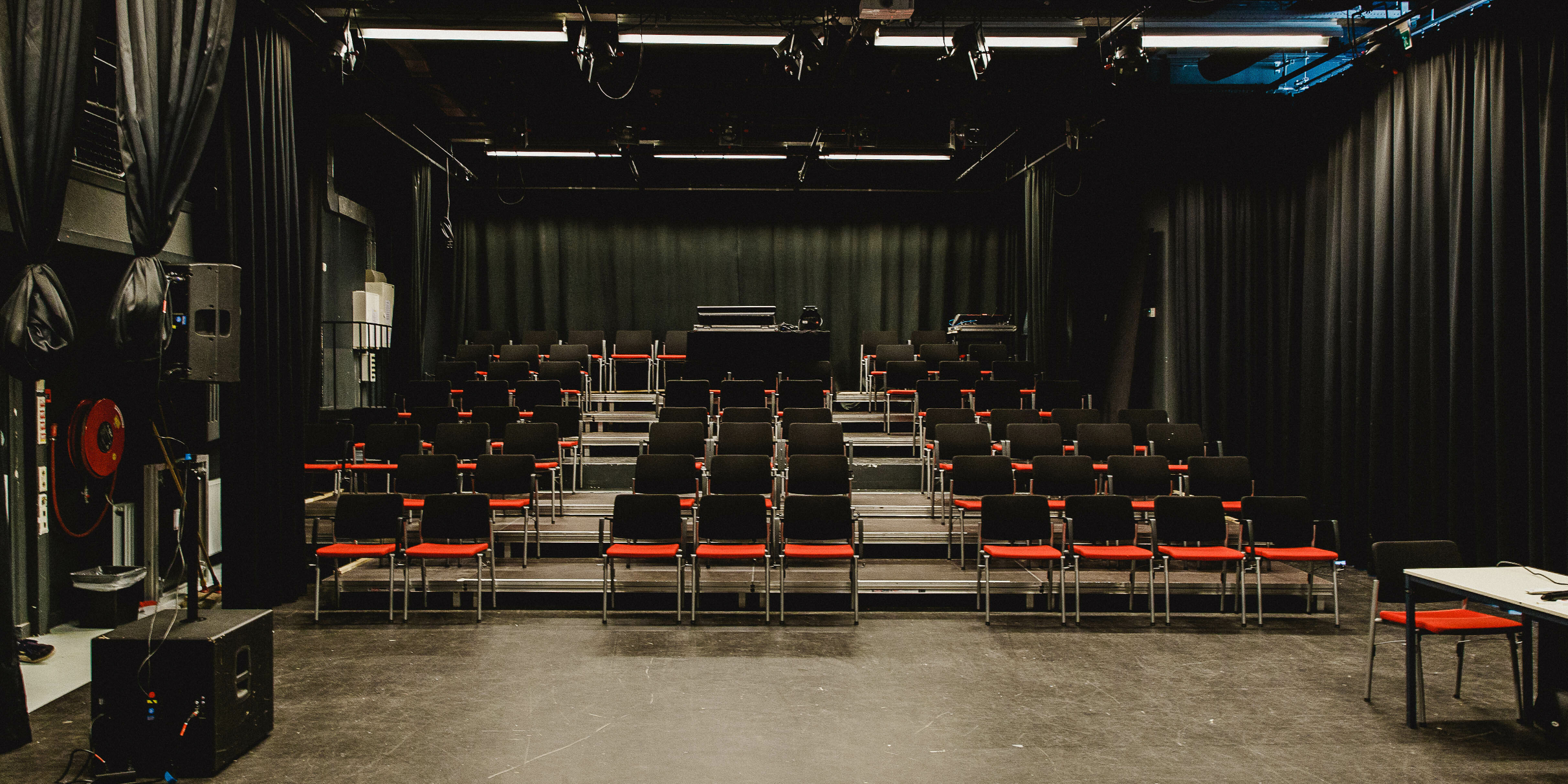 Lesruimte met tribune en stoelen voor creatieve mbo-opleidingen aan Verzetsstrijderslaan 2 Groningen