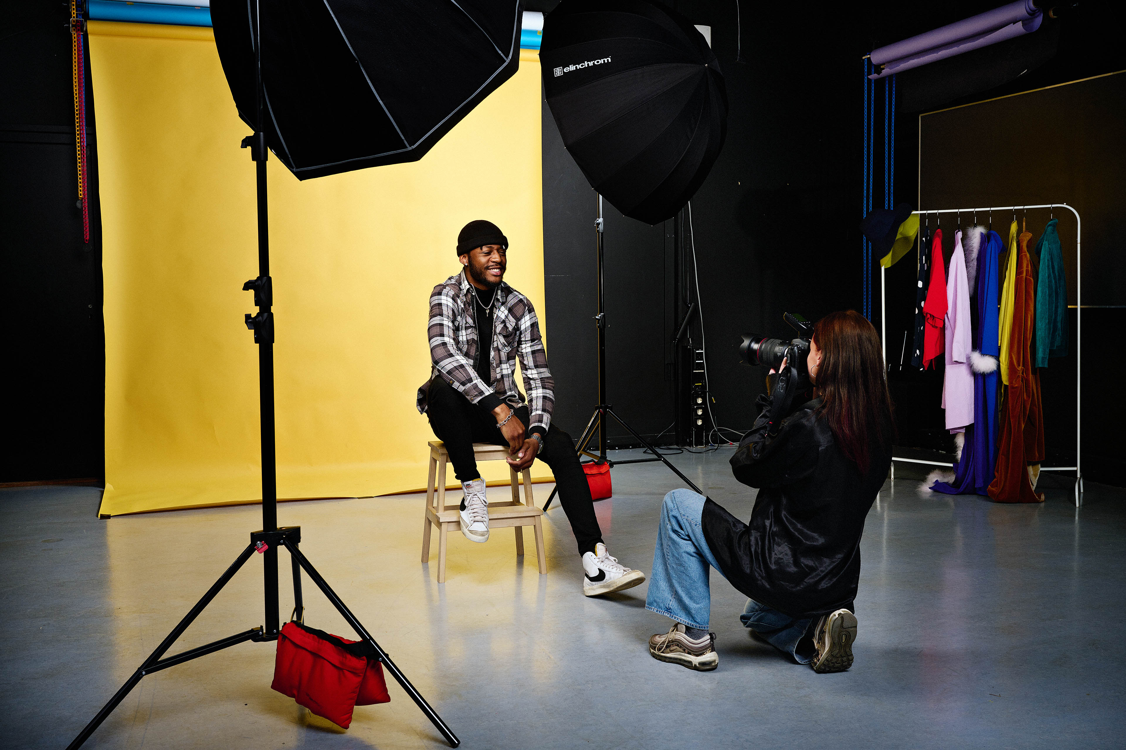 Student in studio poseert voor portretfotograaf tijdens praktijkles beeldende vorming