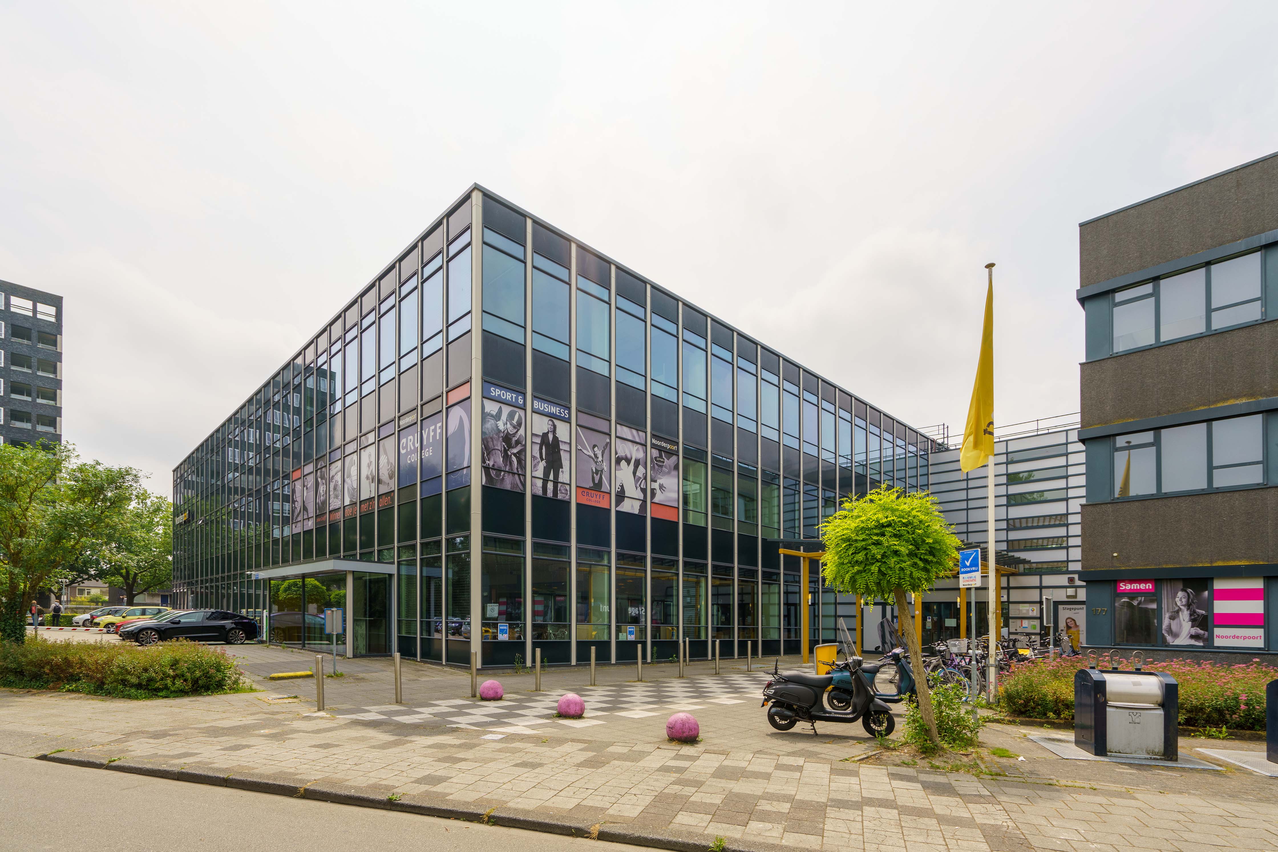 Gebouw van Noorderpoort aan Hora Siccamasingel 177 in Groningen, met brede ramen en moderne architectuur