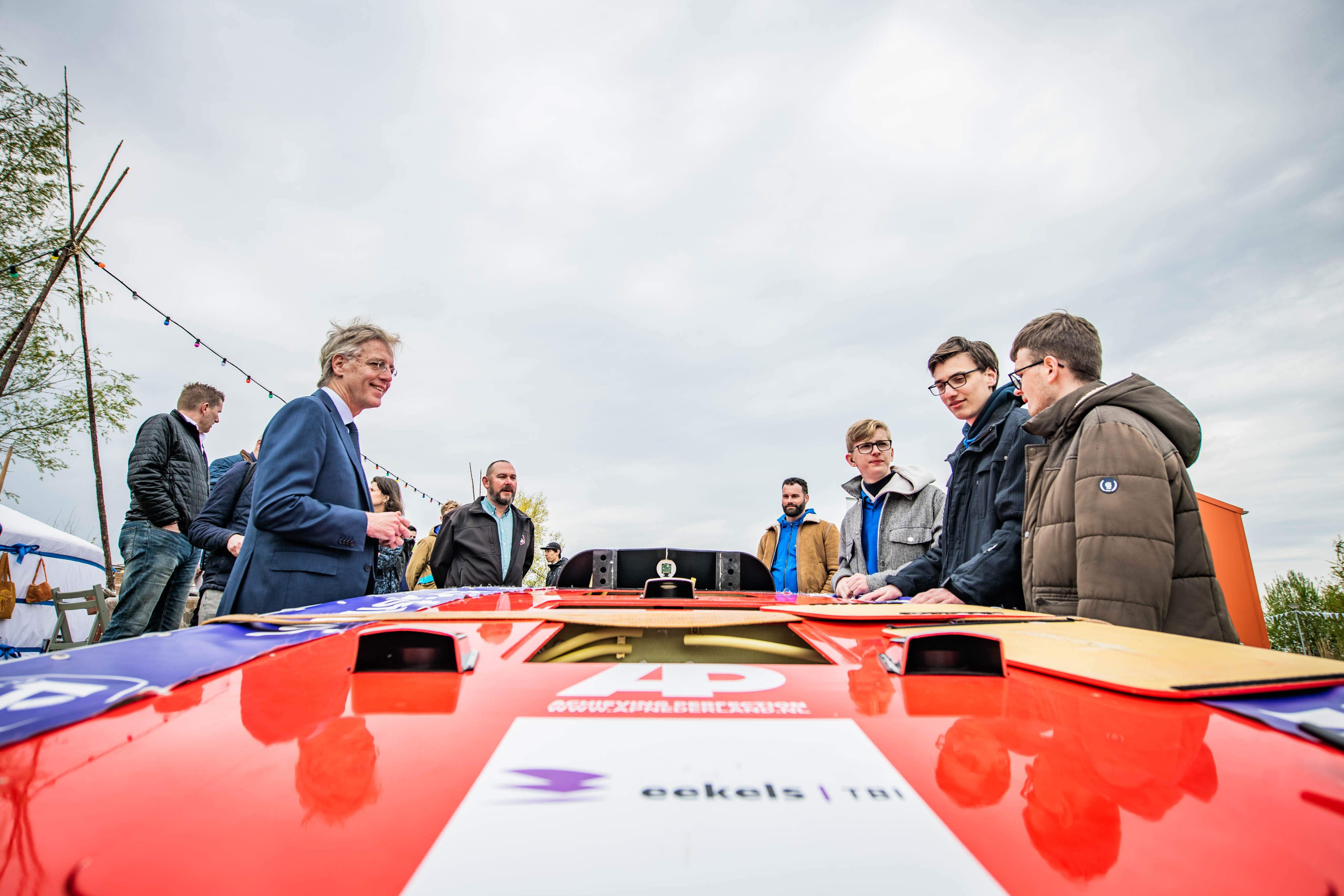 Minister en studenten verzamelen zich rondom duurzame techniek tijdens een bezoek aan Noorderpoort.