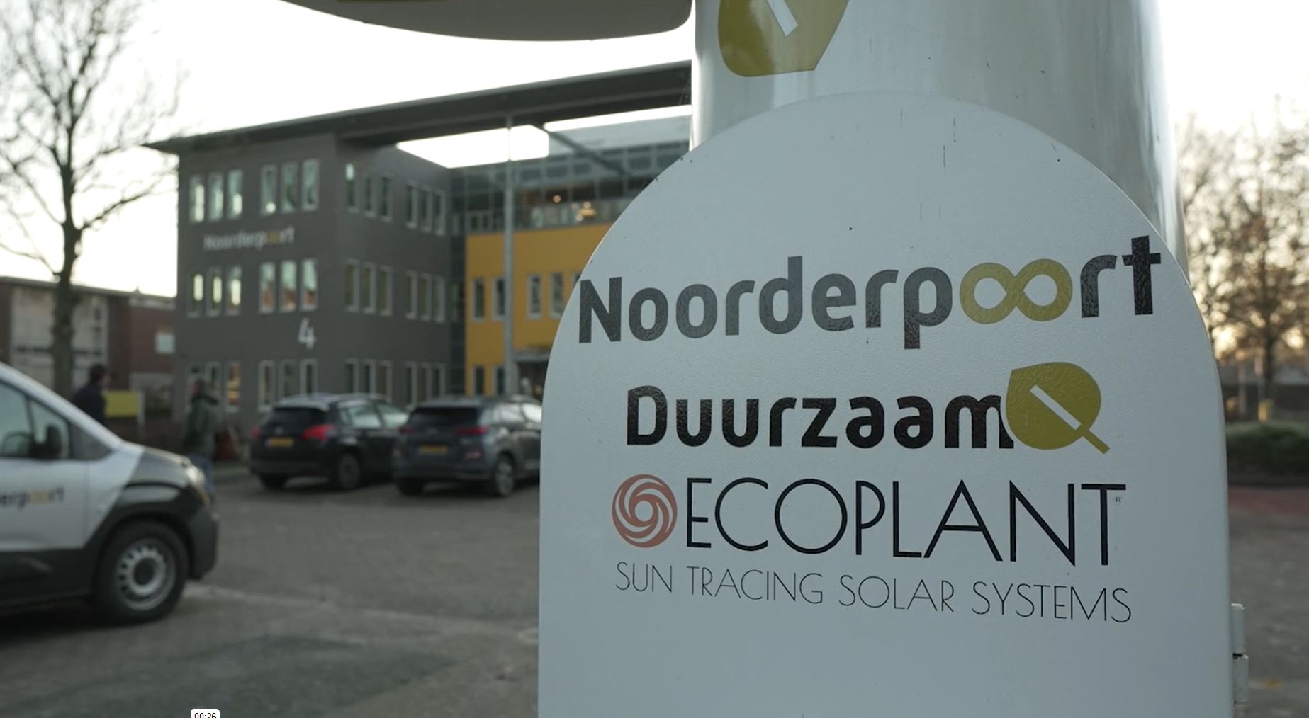 Parkeerterrein bij Noorderpoort met duurzaamheidsbord van Ecoplant voor zonne-energiesystemen