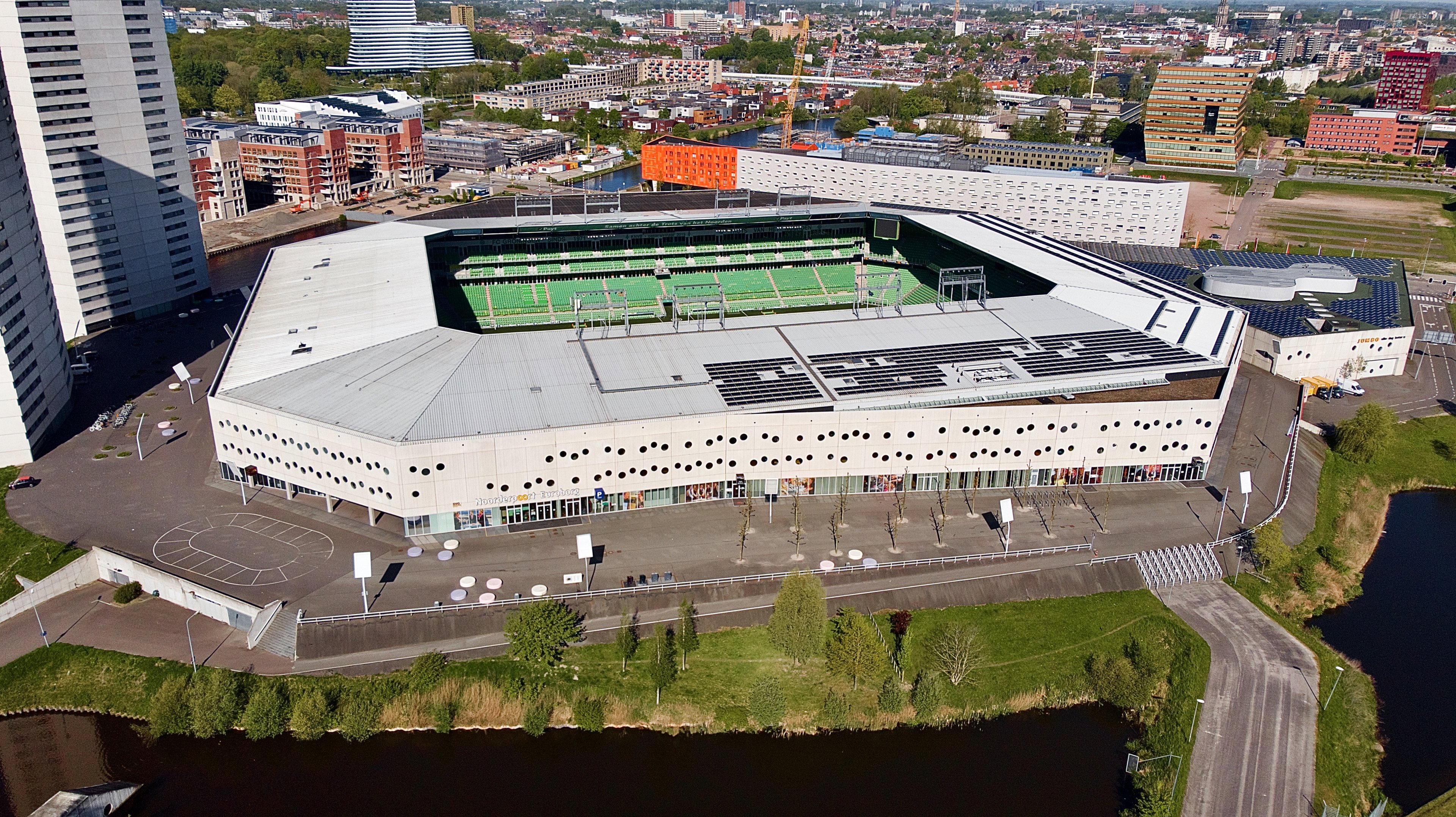 Luchtfoto van sportstadion aan Boumaboulevard 113 in Groningen, onderdeel van de stedelijke omgeving