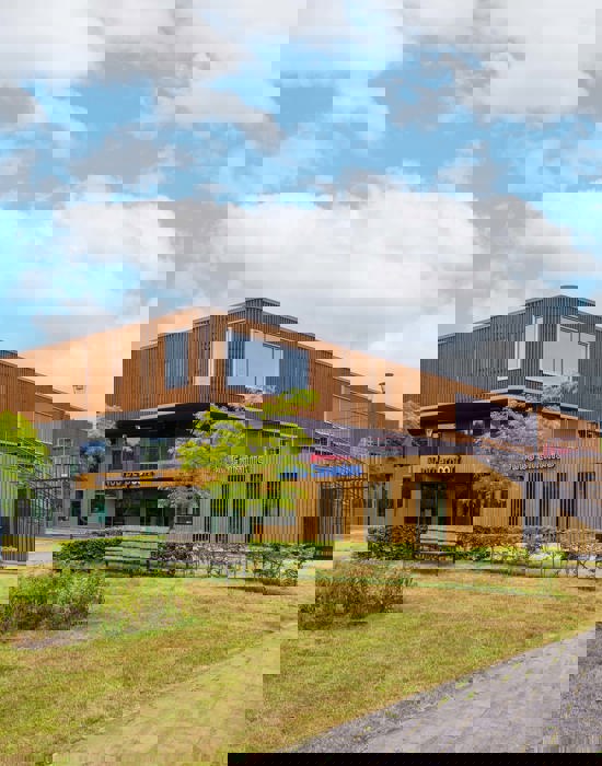 Onderwijslocatie aan Sportparklaan 5 in Stadskanaal met ingang voor studenten van Noorderpoort