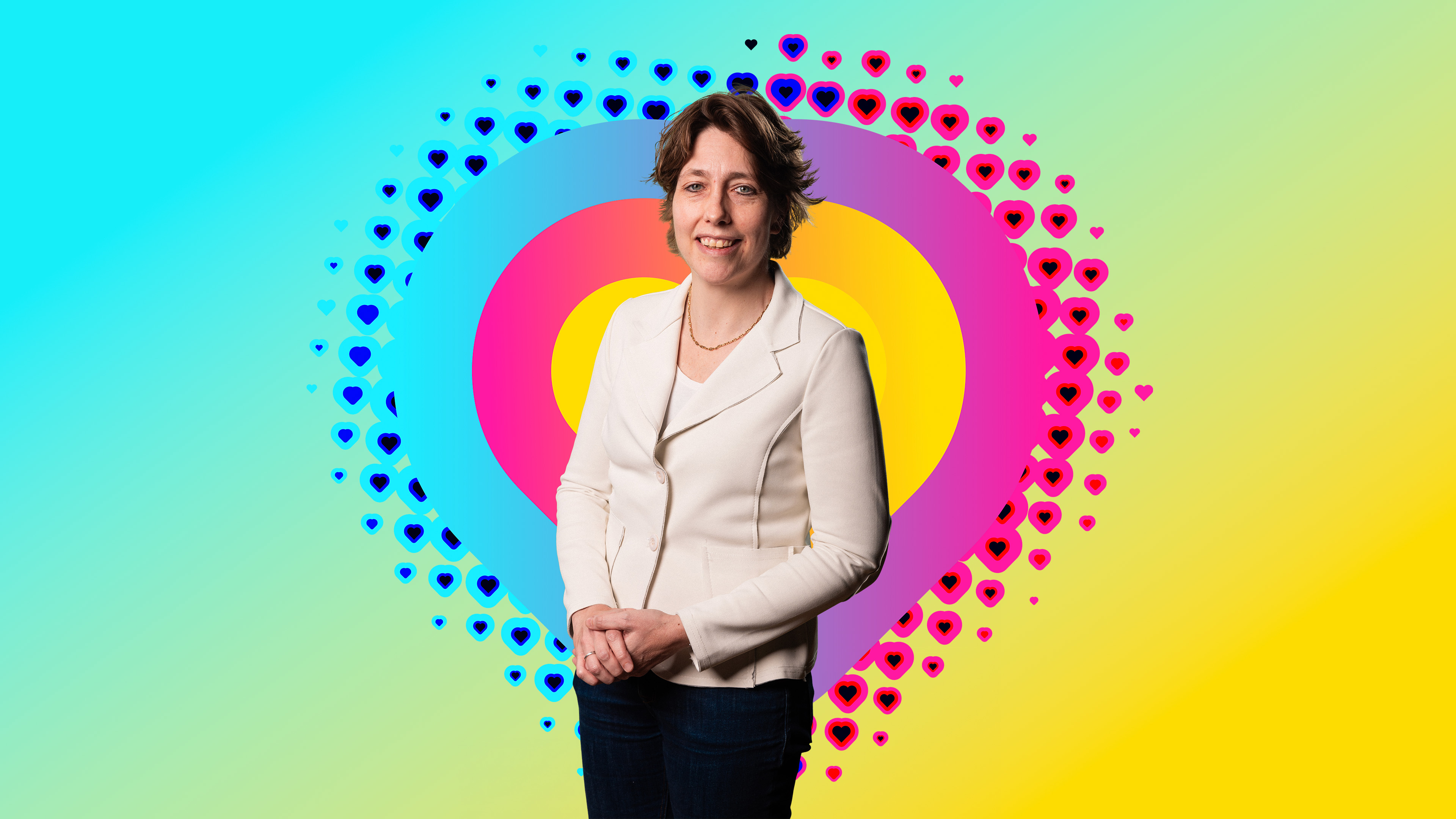 Jurylid Joyce Walstra poseert professioneel met een kleurrijke grafische achtergrond.