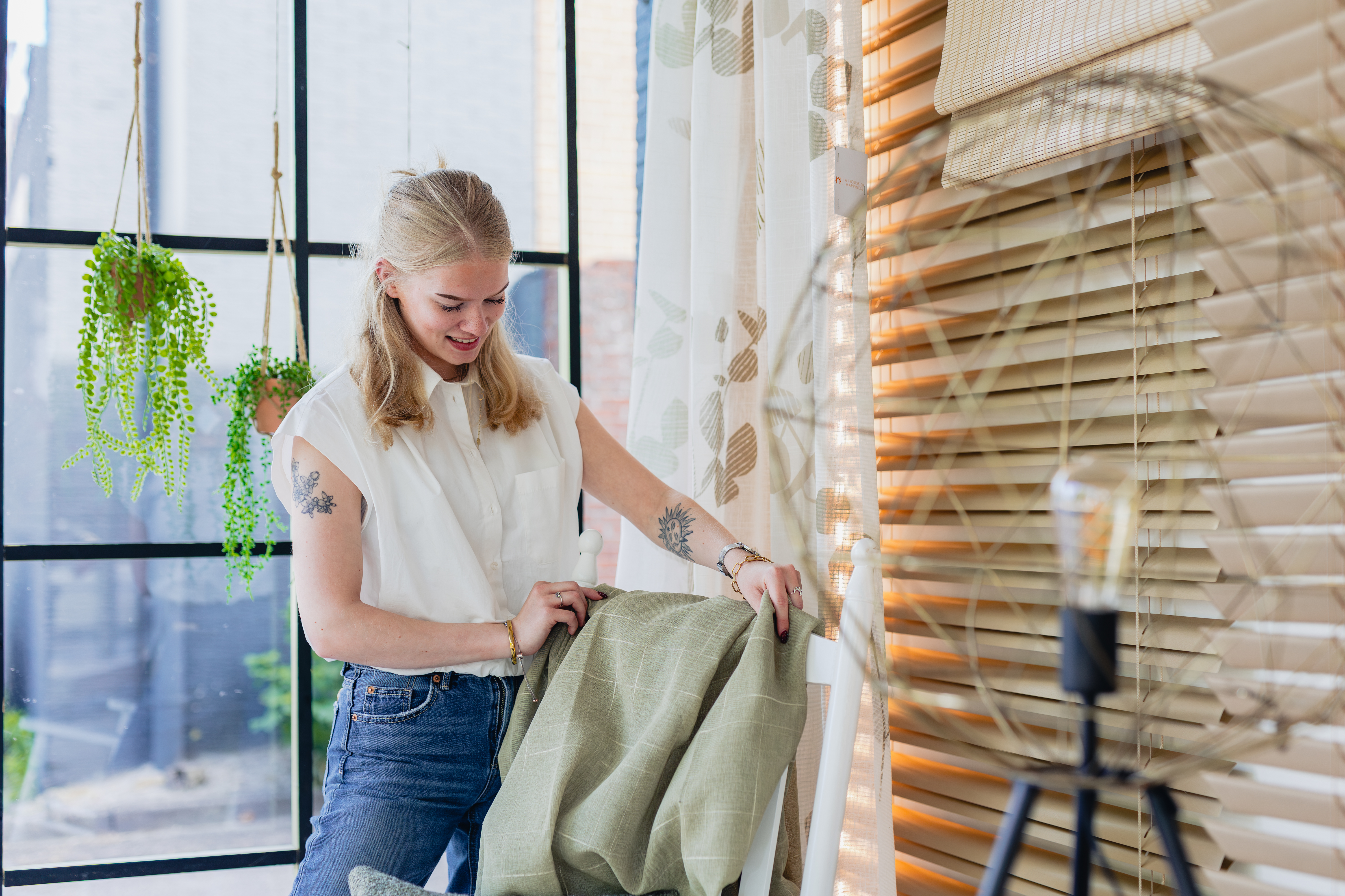 Student onderzoekt kleding tijdens praktijkstage bij een bedrijf in de modebranche