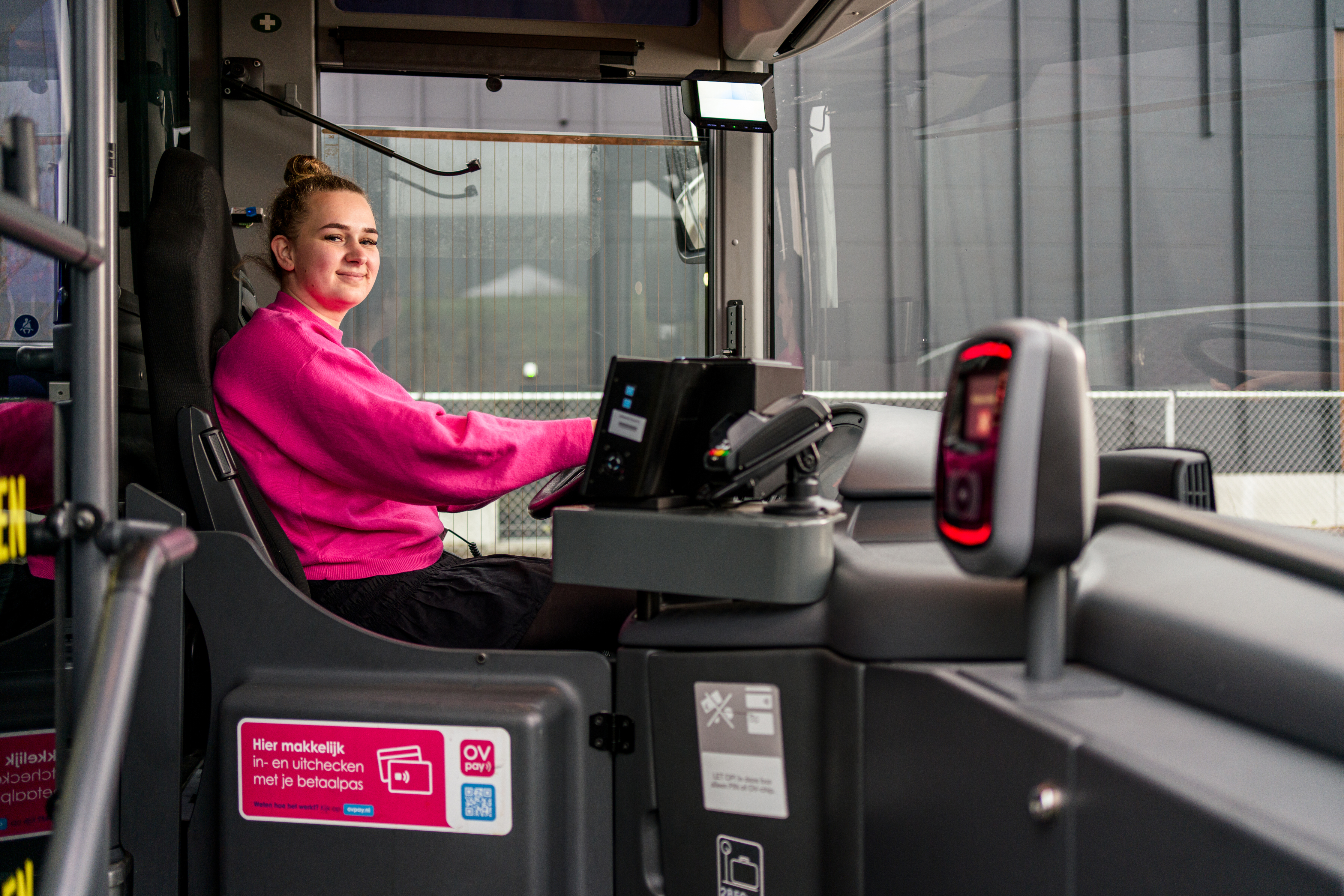 Student volgt praktijkles als chauffeur in een bus met focus op openbaar vervoer en klantcontact
