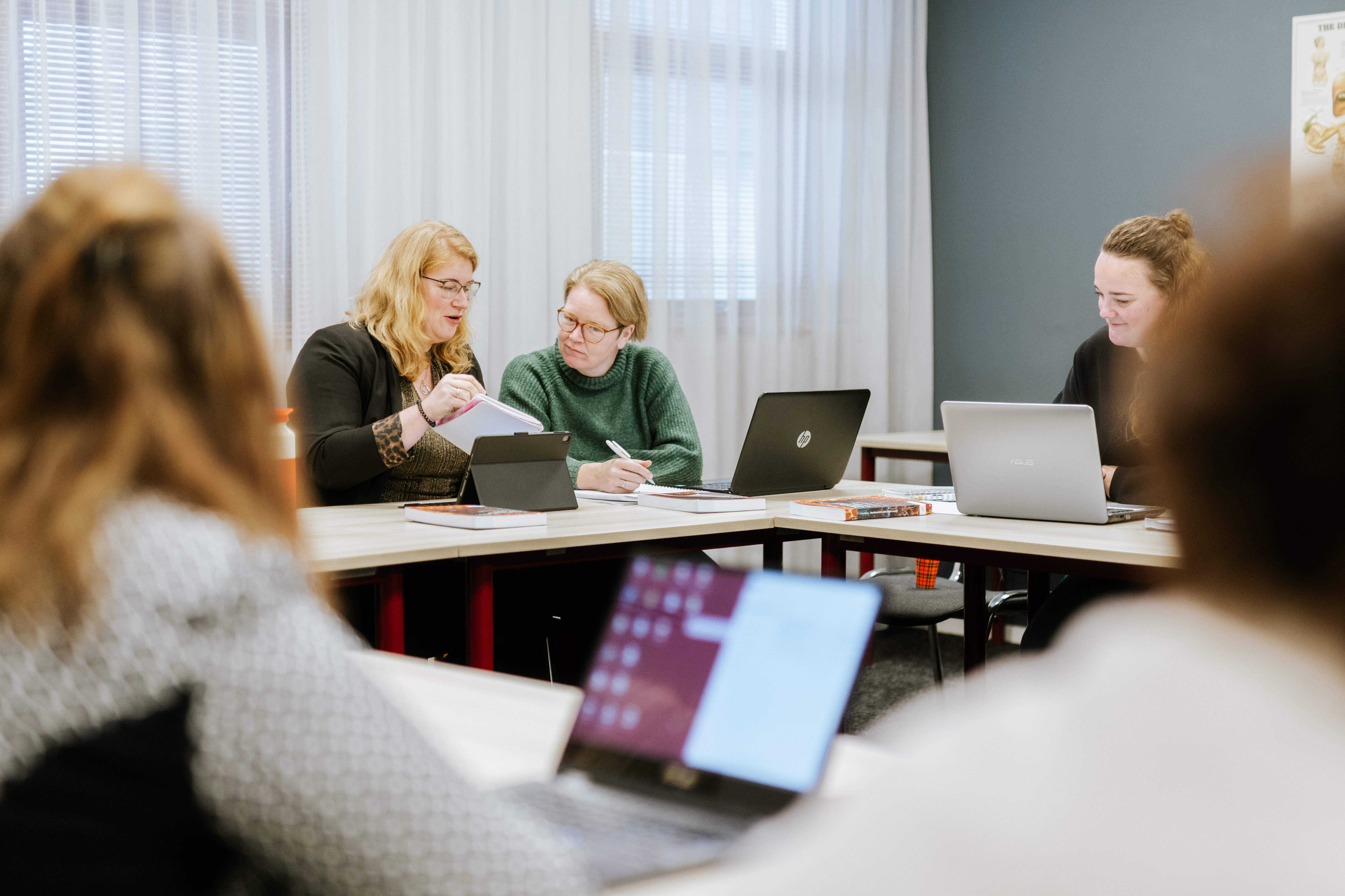 Training waarbij een docent en deelnemers samen werken aan maatwerkopleidingen voor bedrijven
