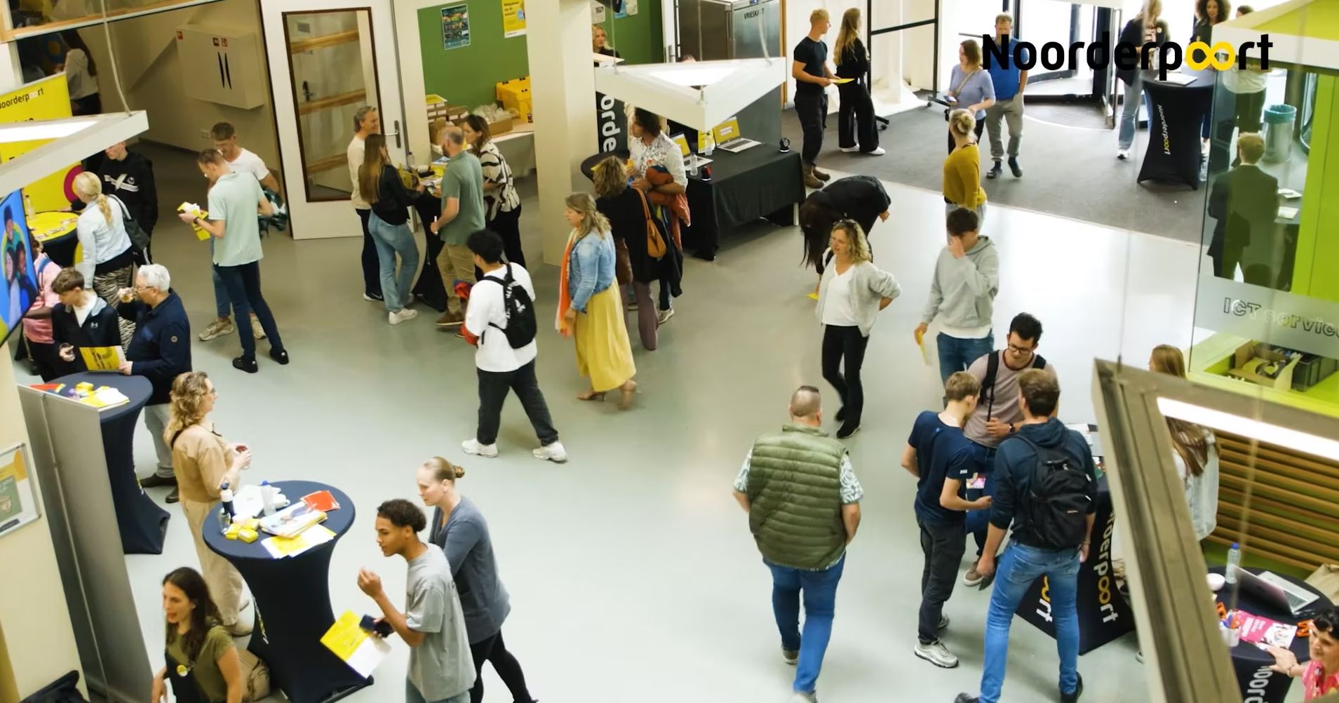 Bezoekers van het Last Minute Event 2027 van Noorderpoort verkennen studiemogelijkheden in een ruime ontvangsthal.
