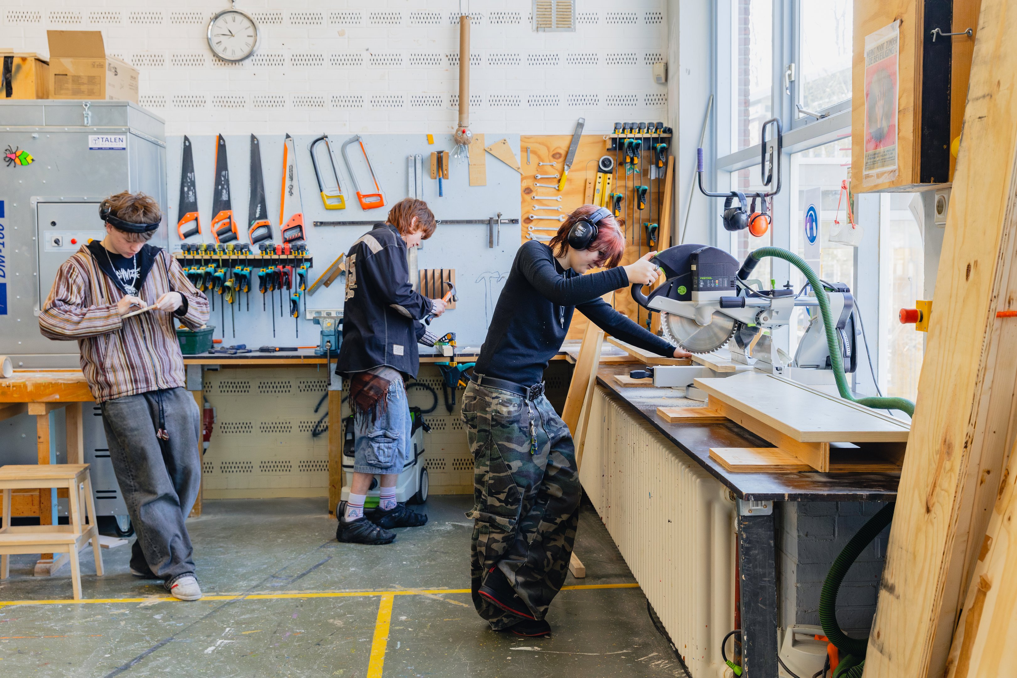 Studenten van de opleiding ruimtelijk vormgeven werken met houtbewerking in een praktijkruimte van Noorderpoort.