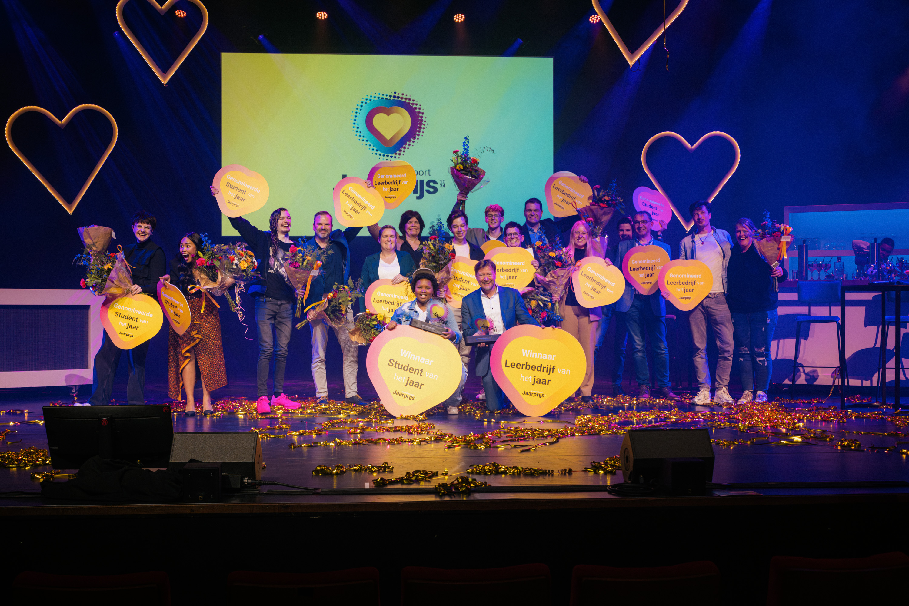 Groep winnaars op podium met prijzen tijdens Noorderpoort Jaarprijs 2024 viering