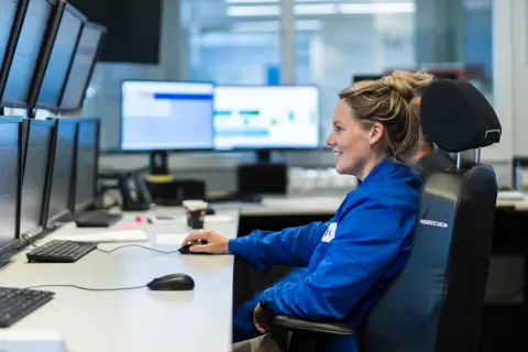 Student controleert technische processen met meerdere computerschermen tijdens een opleiding tot operator