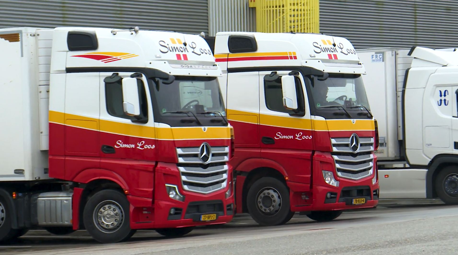 Parkeerplaats met vrachtwagens voor logistieke en voertuigtechnische opleidingen bij Noorderpoort.