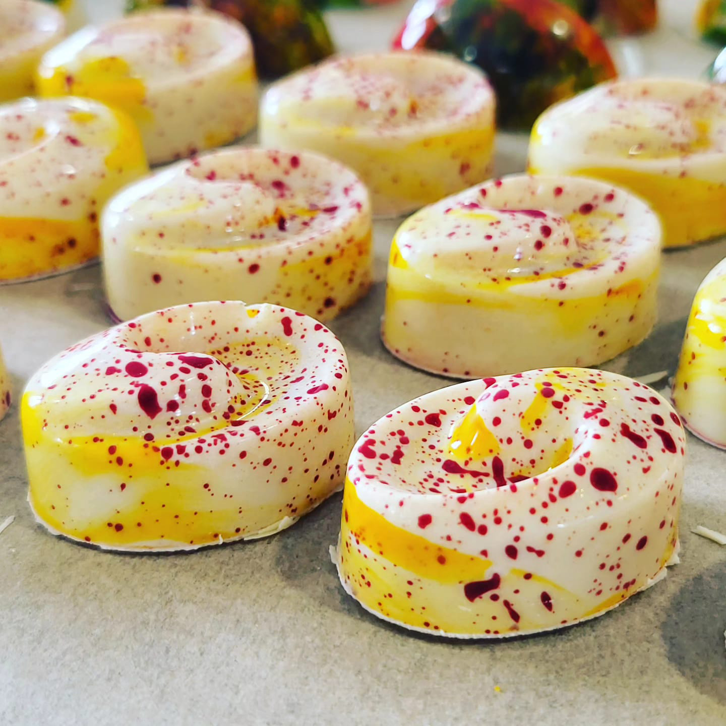 Creatieve ronde desserts met wit, geel en rood als onderdeel van een culinaire studieactiviteit.
