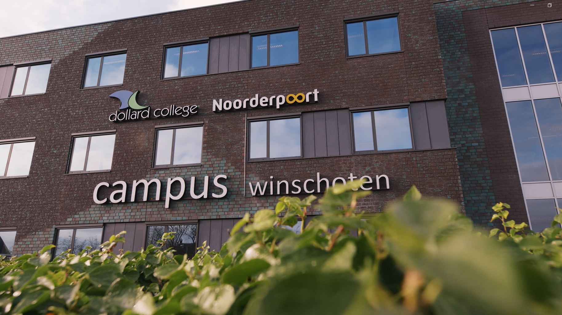 Gebouw van Noorderpoort aan de P.C. Hooftlaan in Winschoten met campusnaam en logo's van Noorderpoort en Dollard College