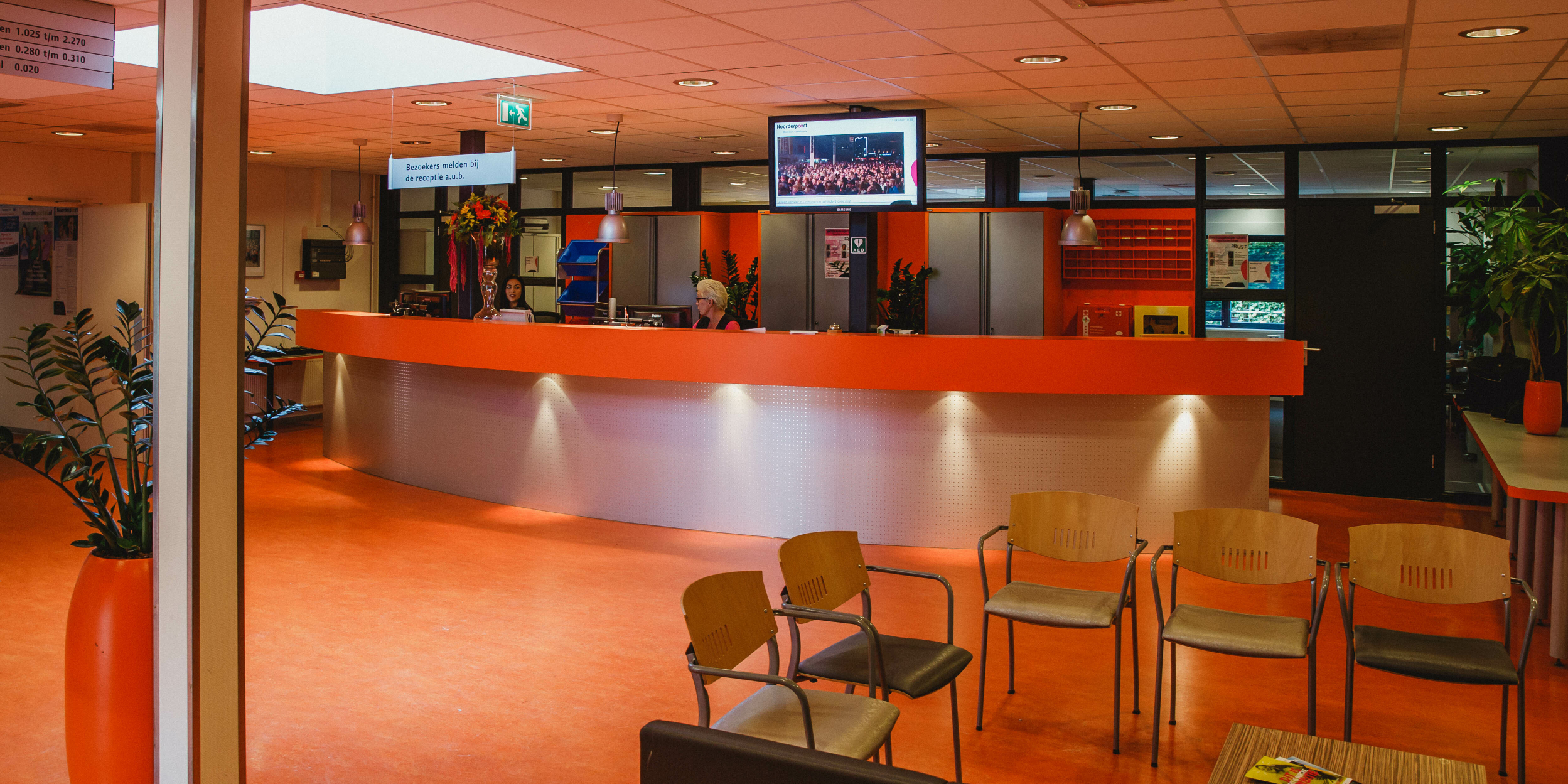 Balie van het onderwijscentrum Hora Siccamasingel in Groningen met wachtruimte en stoelen voor bezoekers