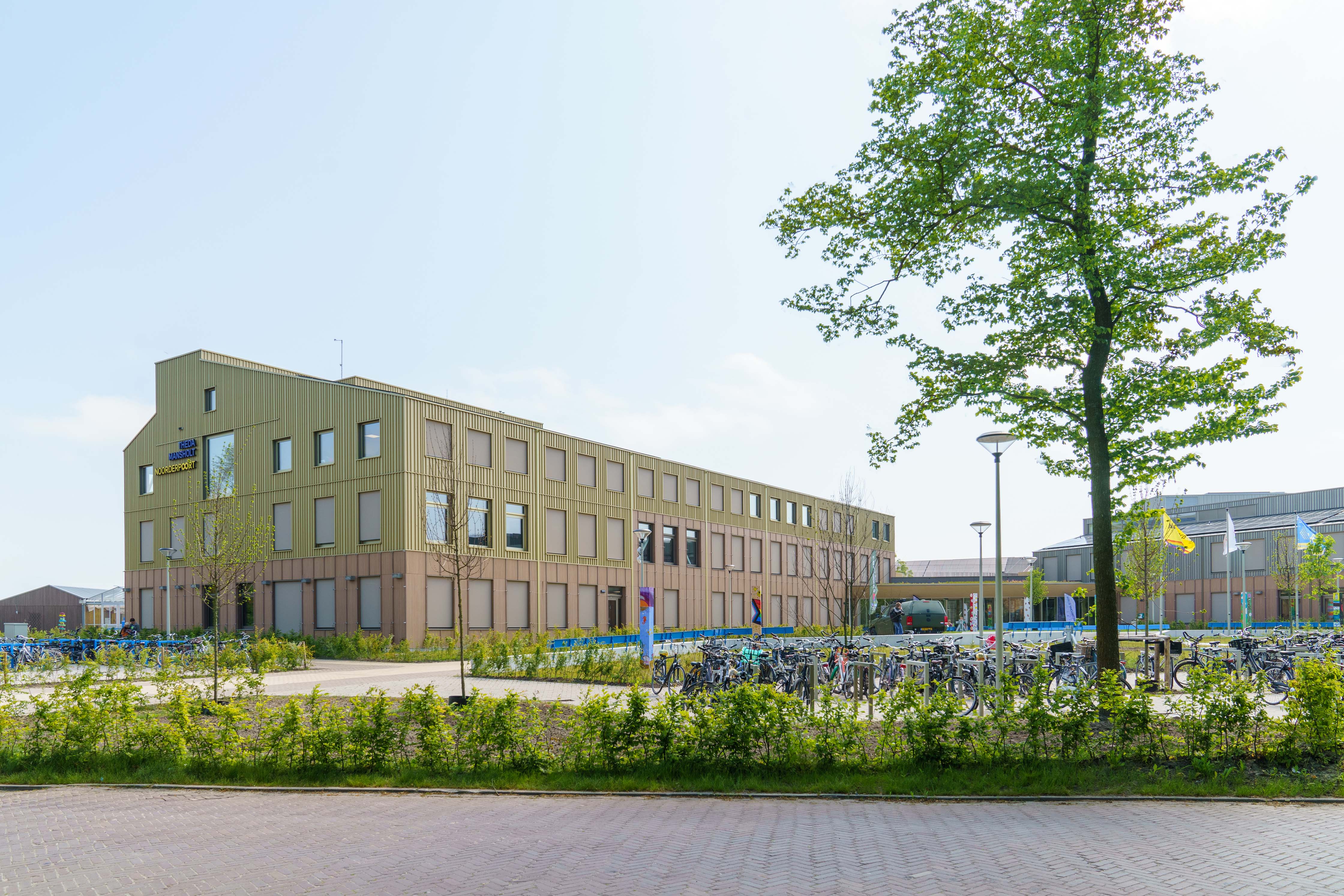 Educatief gebouw aan Pastorielaan 4 in Appingedam met opvallende kleuren en functionele buitenruimte