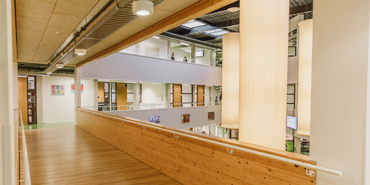 Interieur van het onderwijsgebouw aan P.C. Hooftlaan 1 in Winschoten met open galerijen en meerdere lesruimtes