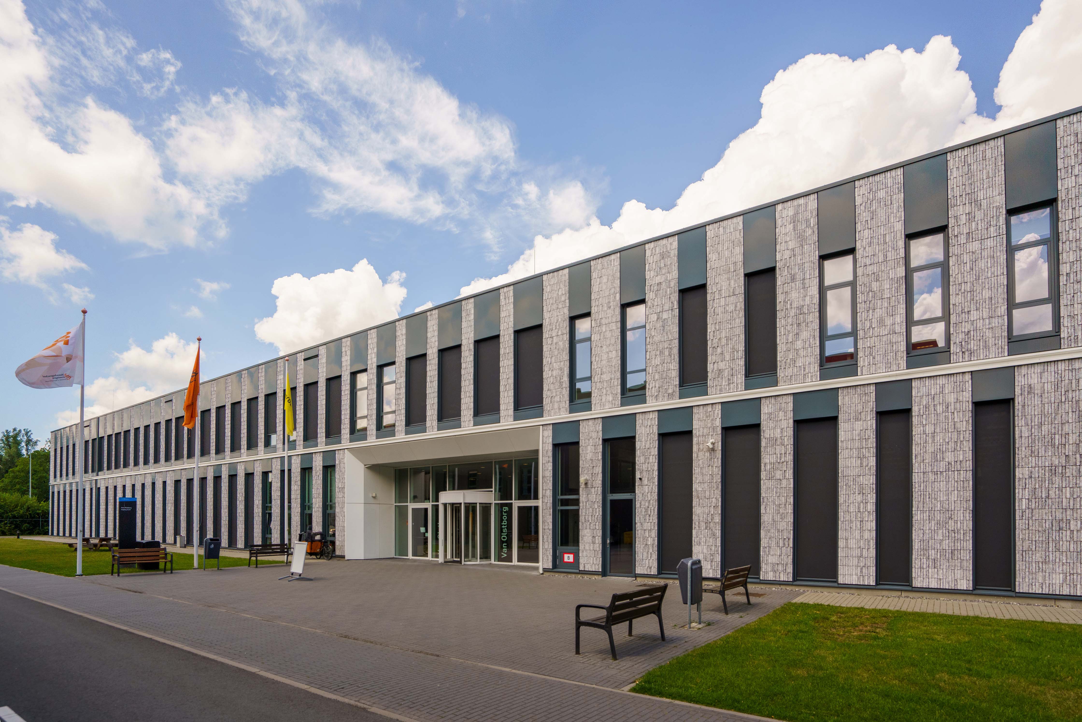 Moderne onderwijsgebouw Noorderpoort aan Zernikeplein 7 in Groningen met brede entree en stoelen buiten.