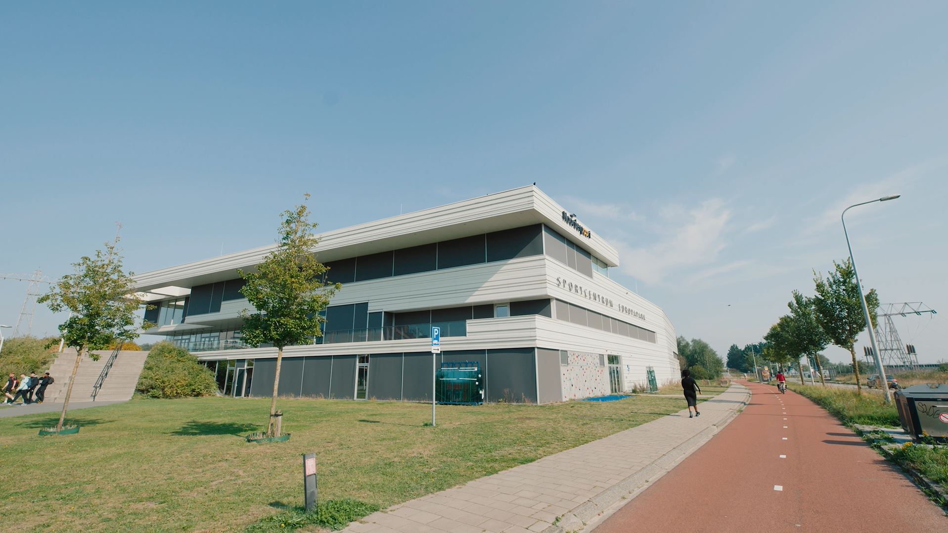 Gebouw Sportcentrum Europapark aan Helperpark 306 met fiets- en wandelpad in Groningen