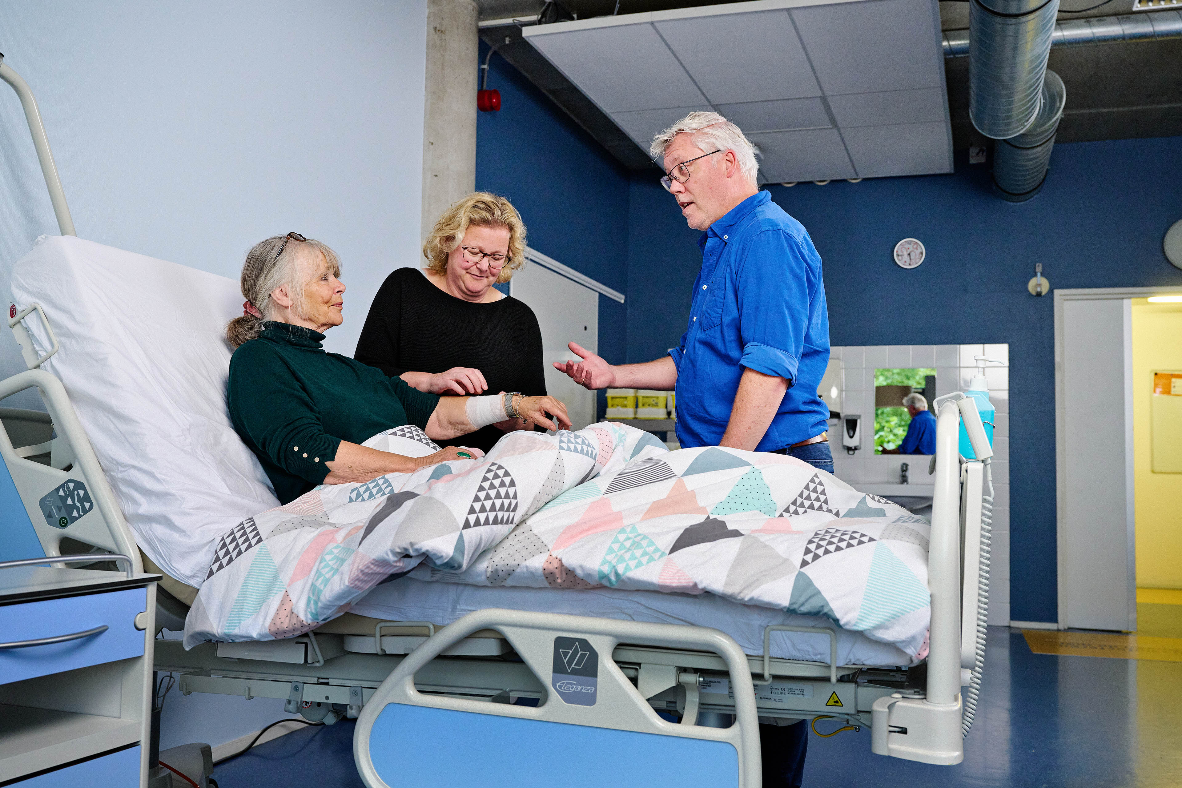 Docent en student bespreken praktijkcasus in een moderne zorgsimulatieomgeving.