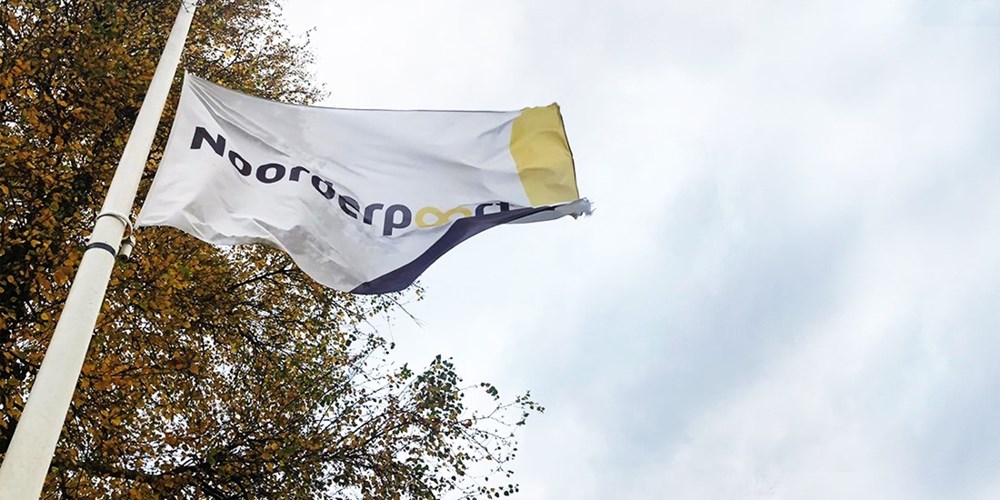 Noorderpoort-vlag halfstok in de wind als teken van herdenking en respect