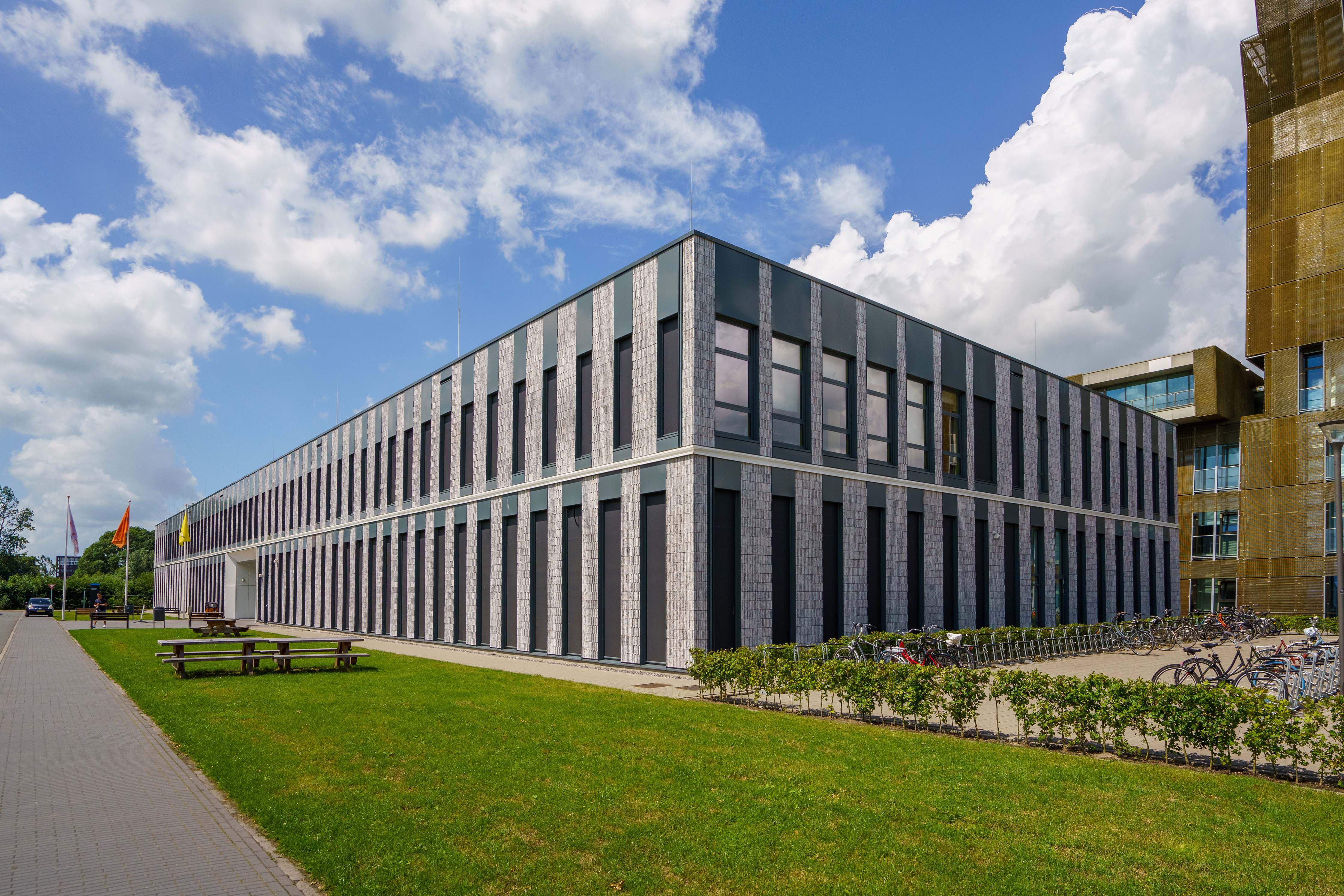 Moderne onderwijsgebouw van Noorderpoort aan Zernikeplein 7 in Groningen met ruime groenzone