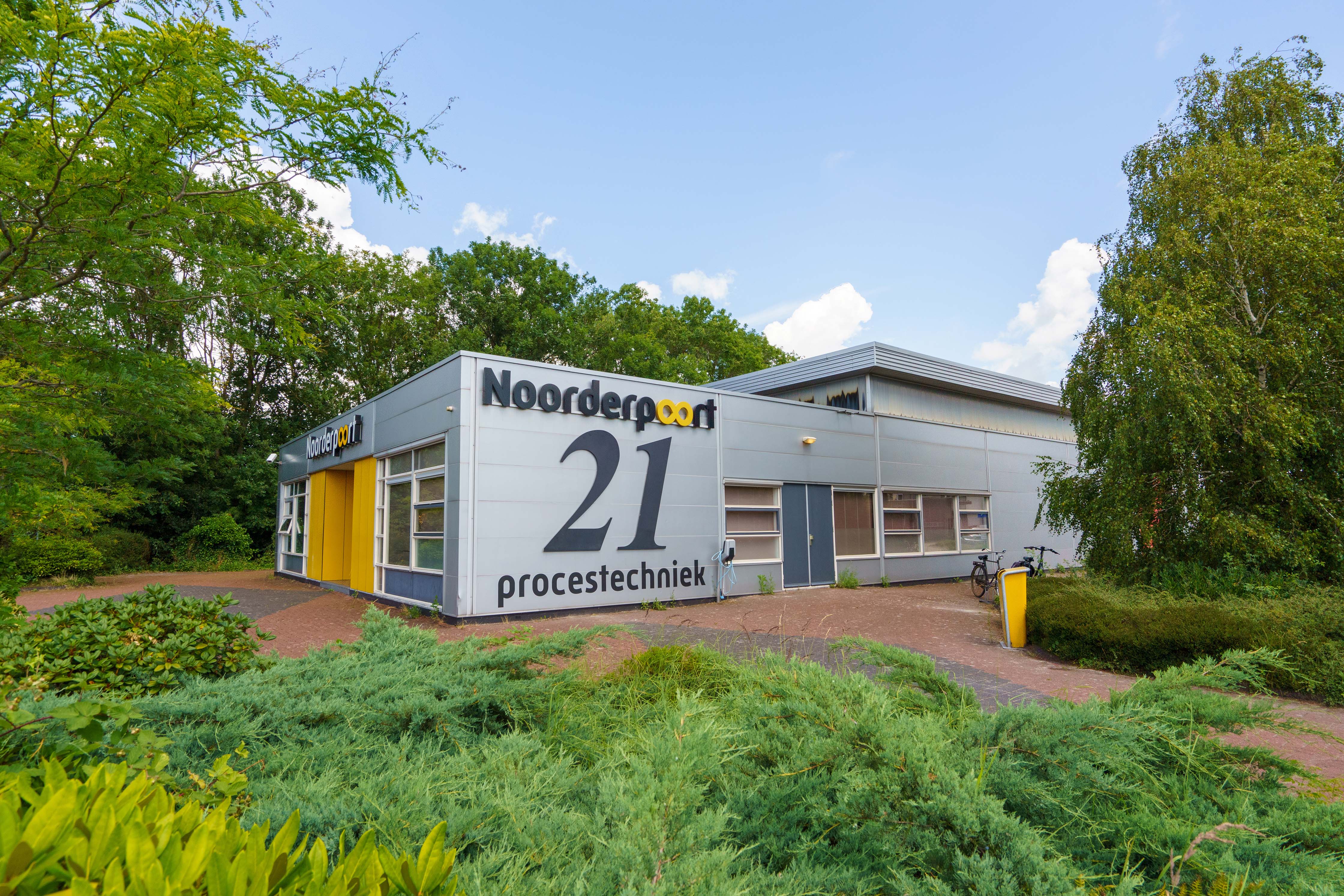 Gebouw Noorderpoort 21 met gebouwnaam en afdelingsnaam procestechniek in Zernikepark Groningen