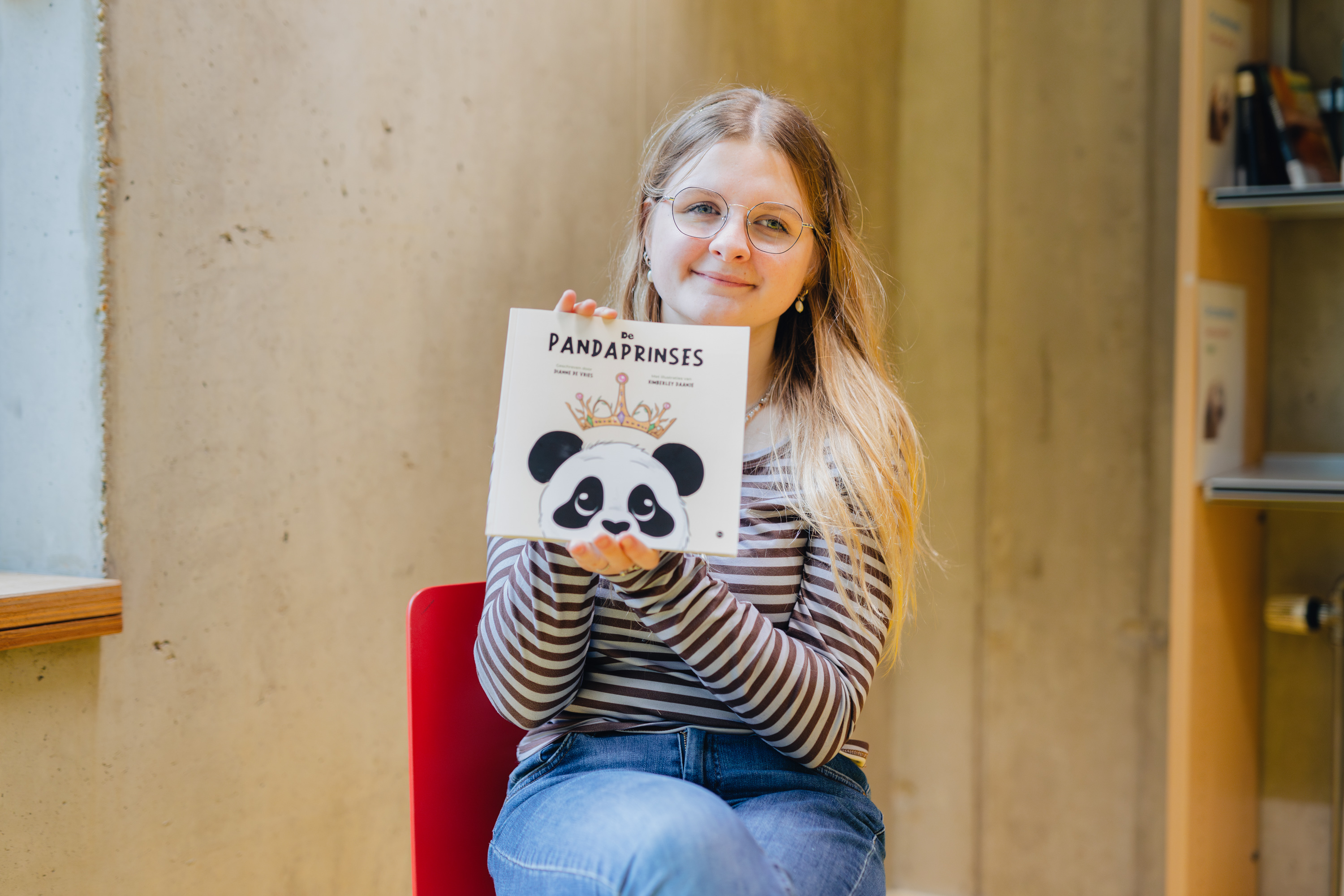 Student leest zelfgeschreven kinderboek Pandaprinse voor tijdens haar stage.