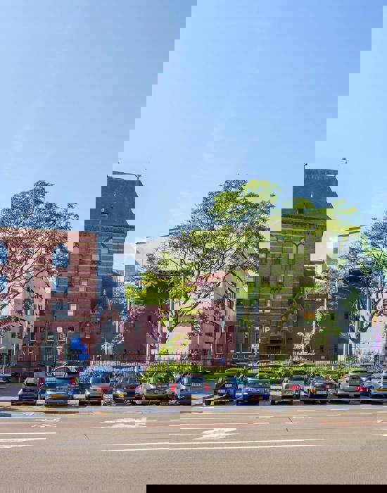 Onderwijslocatie Verlengde Visserstraat 20 in Groningen met historische en moderne gebouwen