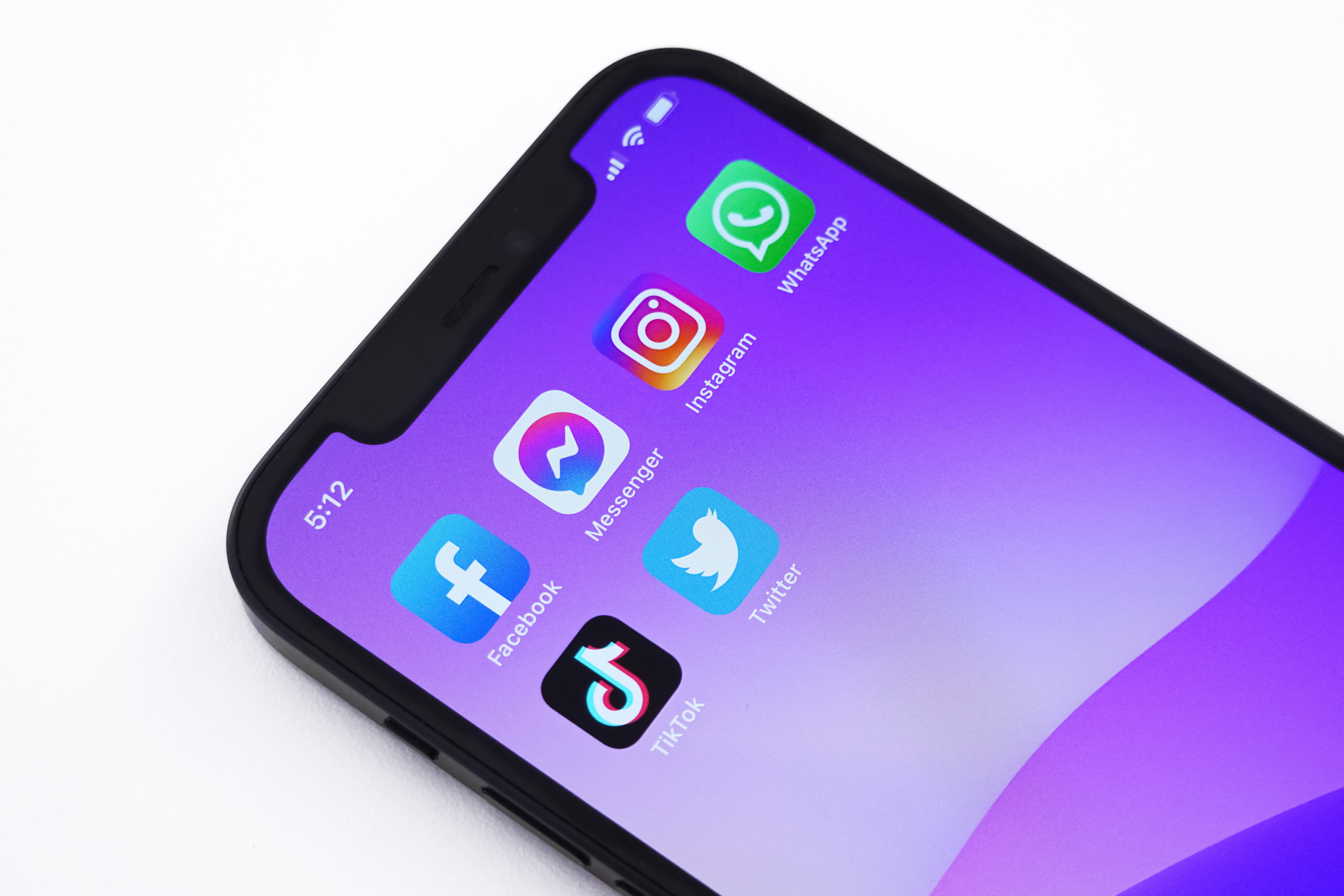 iPhone waar de app-iconen van social media zichtbaar zijn