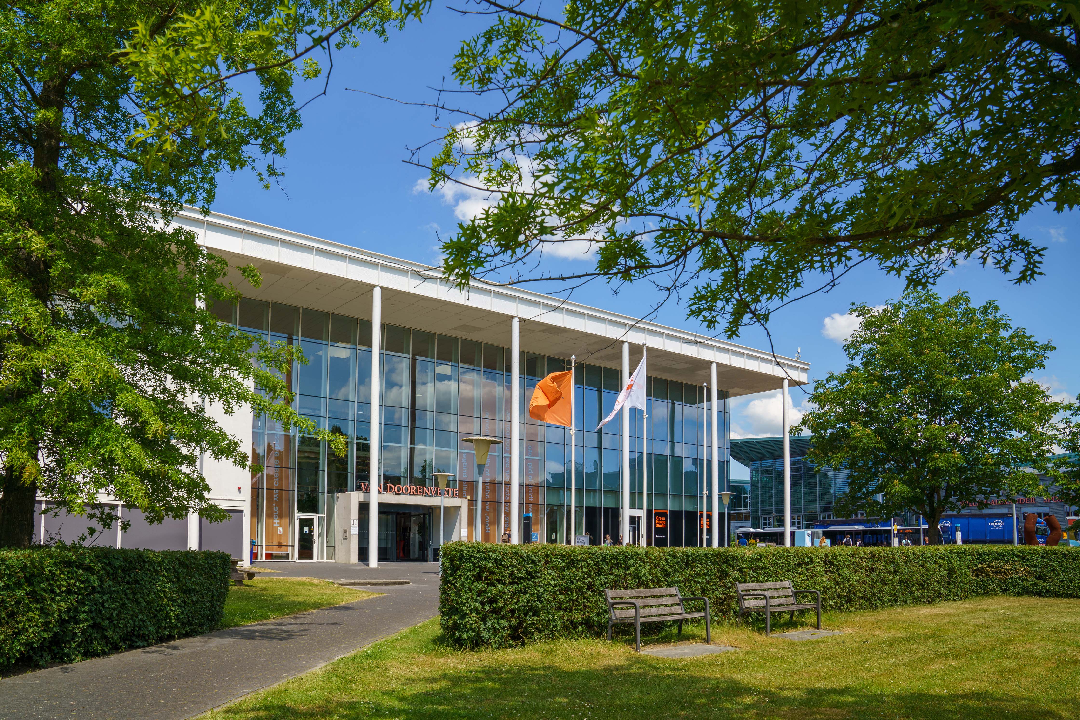 Moderne onderwijsfaciliteit van Noorderpoort aan Zernikeplein 11 in Groningen met groenvoorziening en zitbanken
