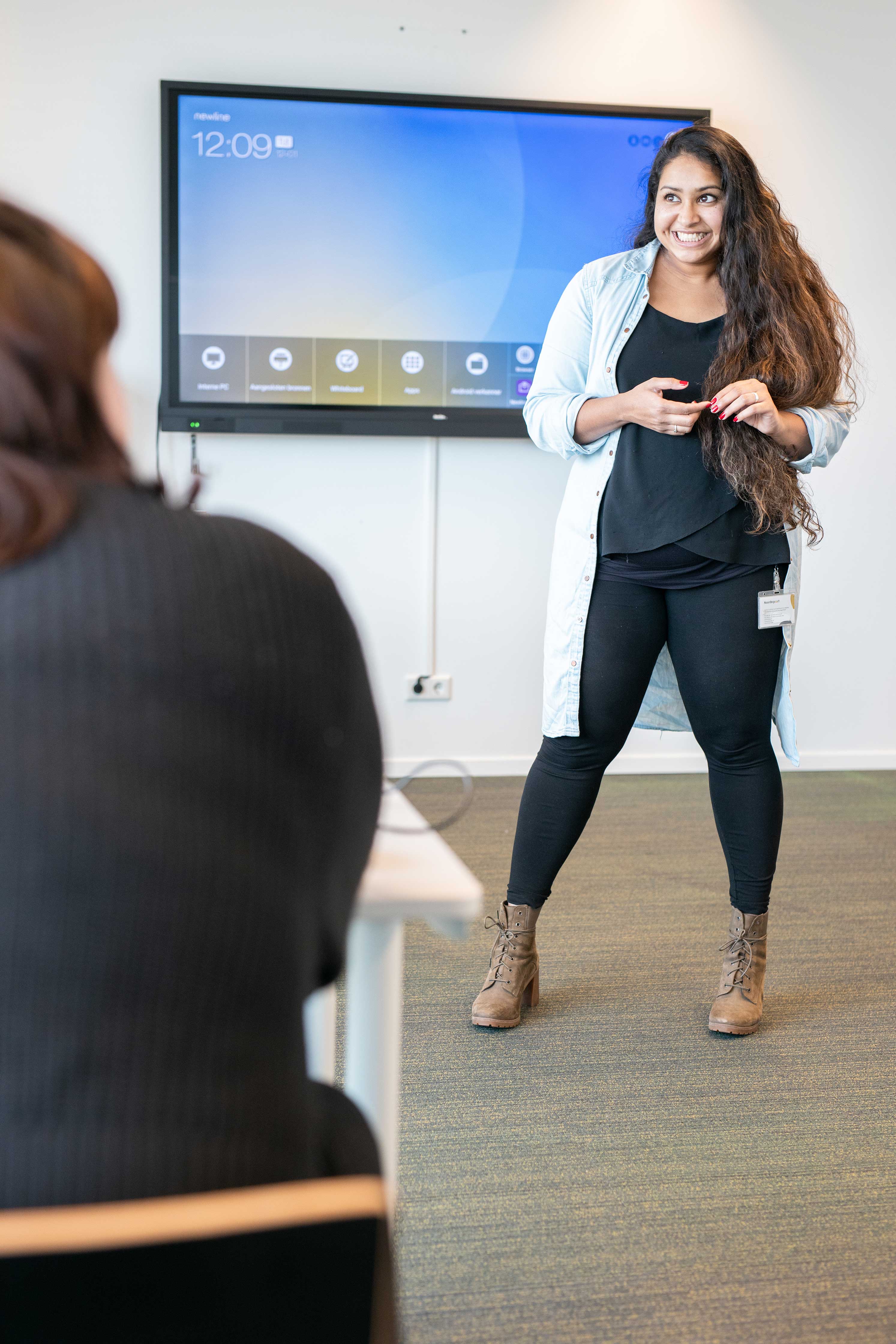 Docent geeft interactieve les over mensenrechten aan een groep studenten in klaslokaal.