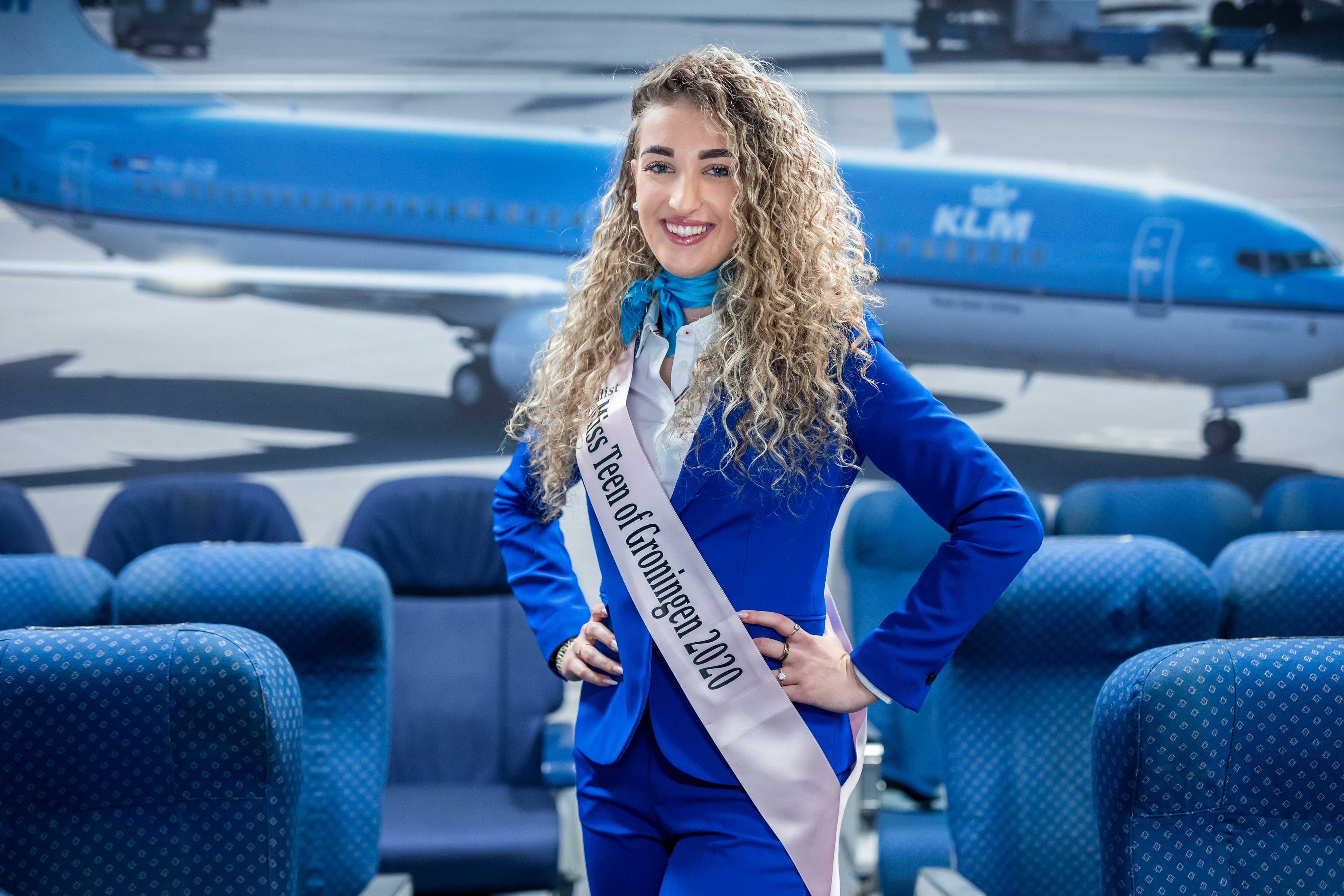 Student luchtvaartdienstverlener poseert in vliegtuigcockpit met sjerp Miss Teen of Groningen 2020