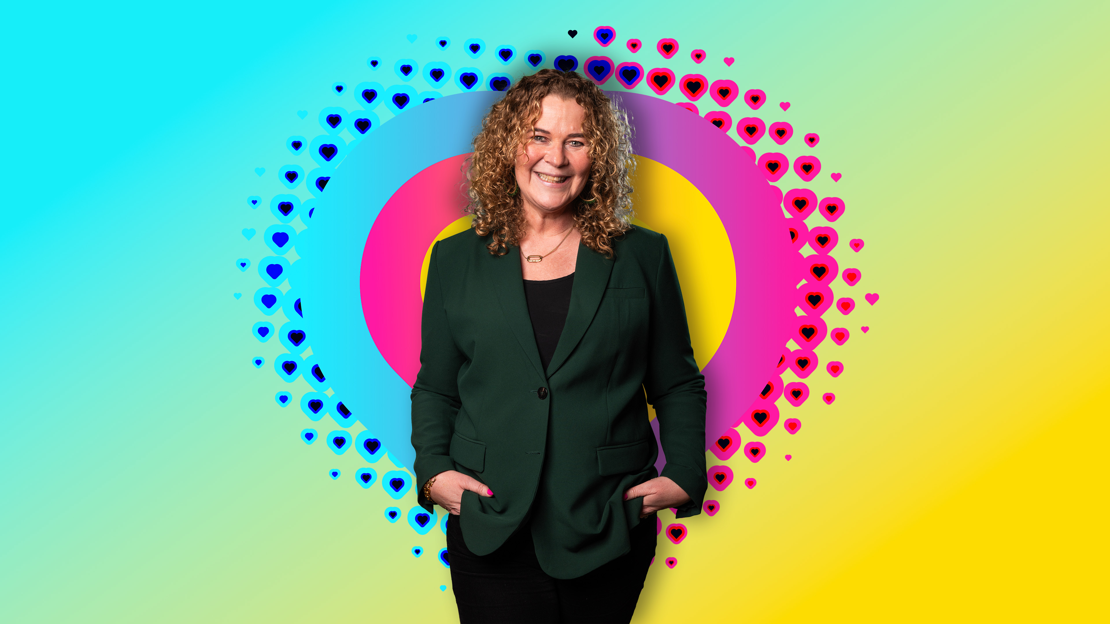 Lid van de jury van de Noorderpoort Jaarprijs staat voor kleurrijke achtergrond met hartvormige patronen.