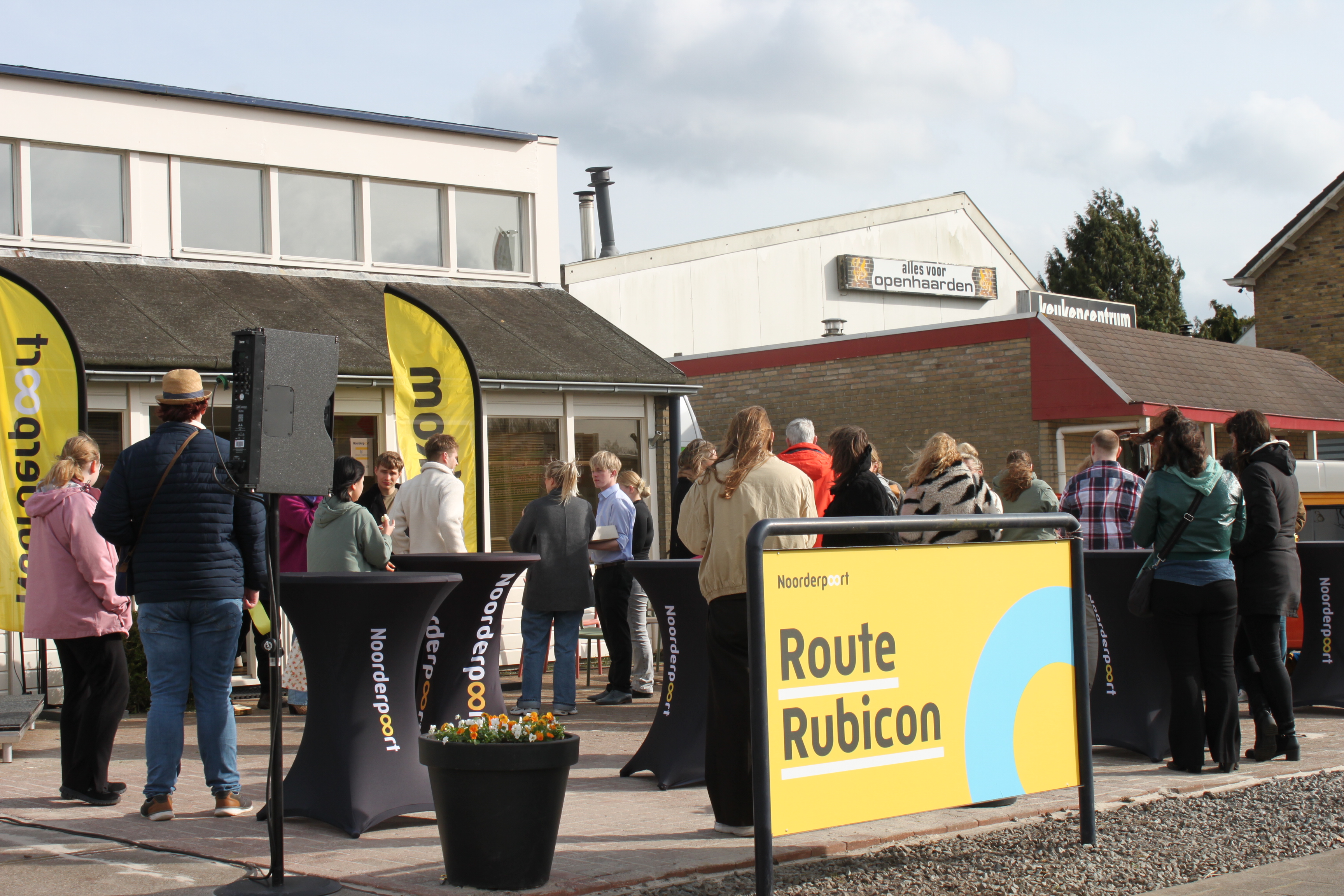 Groep bezoekers verzamelt buiten bij Route Rubicon, informatiemoment van Noorderpoort onderwijs.