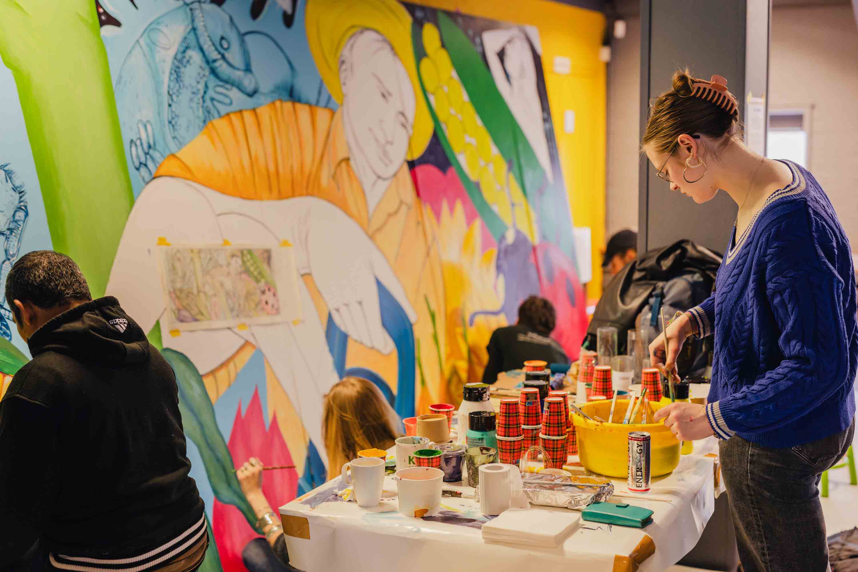 Studenten creëren een kleurrijke watermuurschildering tijdens kunstproject bij Noorderpoort.