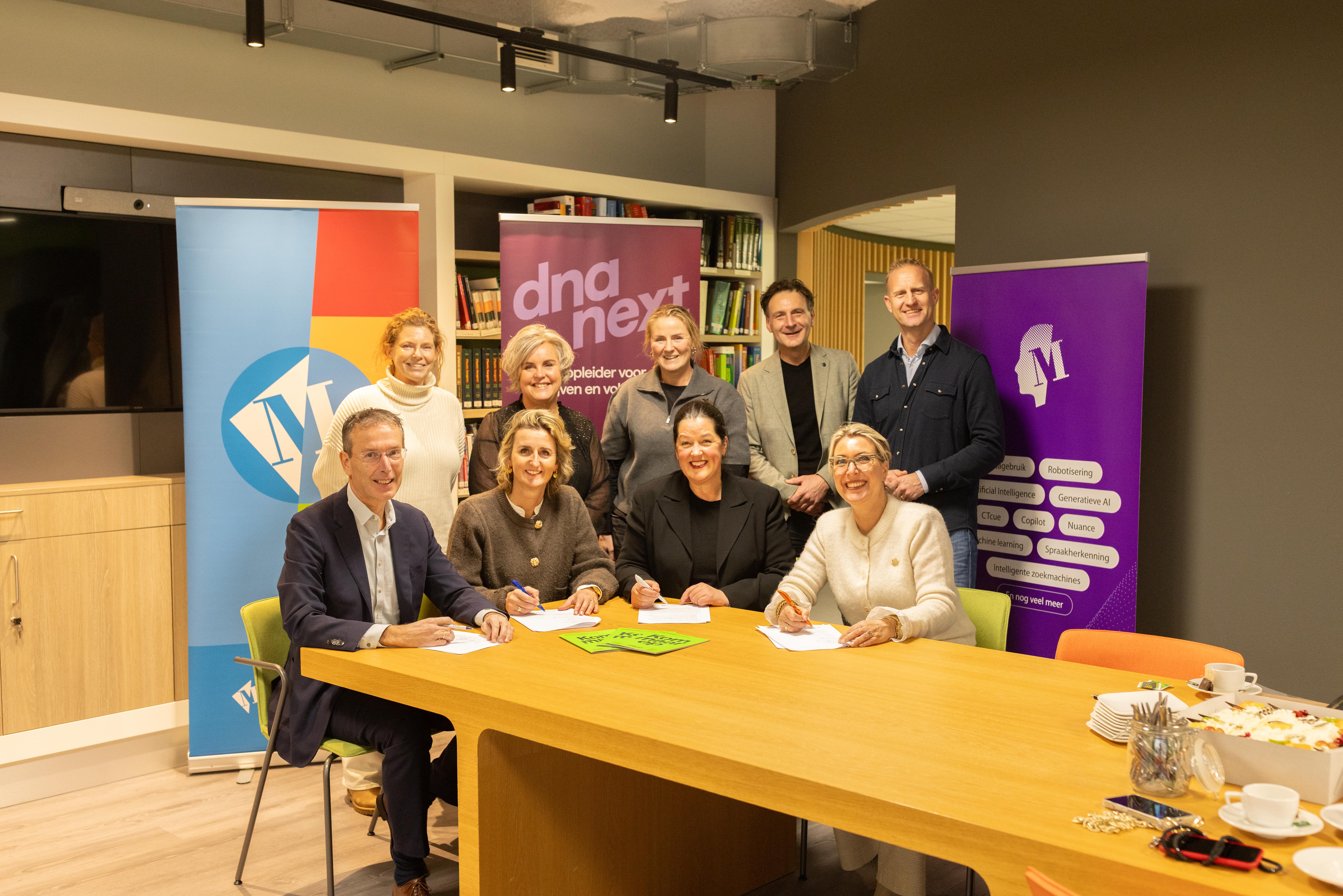 Groep professionals ondertekent samenwerkingsovereenkomst tussen Martini Ziekenhuis en onderwijsorganisaties voor toekomstgerichte zorg